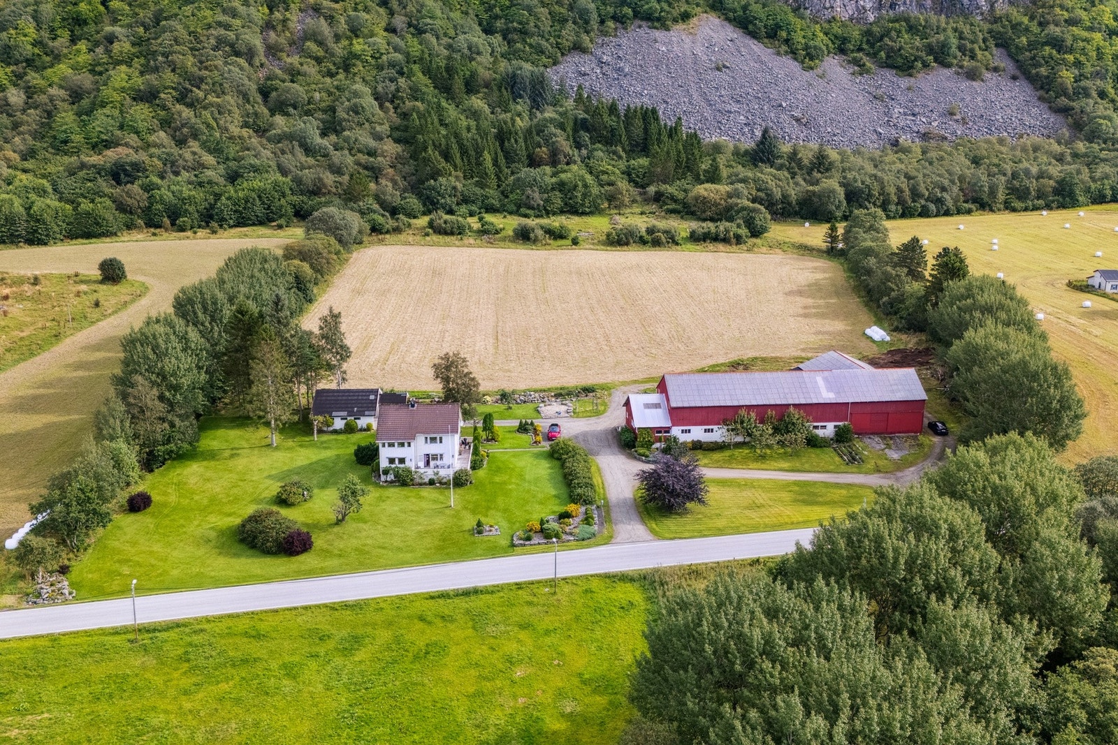 Et helhetlig gårdsbruk med våningshus, driftsbygning, garasje, dyrket mark, skog og elv. Et flott utgangspunkt for deg som ønsker et liv nært naturen, med mange bruksmuligheter. Galleribilde