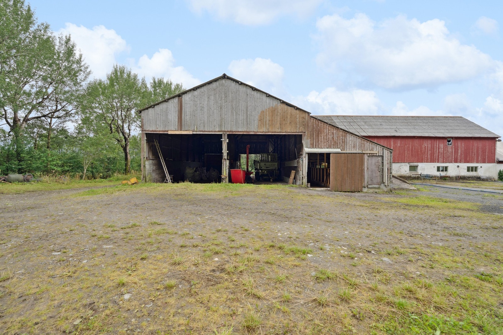 Om lag 75 dekar fulldyrket jord med god grøftetilstand. Jorda har vært brukt til grasproduksjon og leies i dag bort til lokalt bruk. God og næringsrik jord med gode vekstforhold. Galleribilde