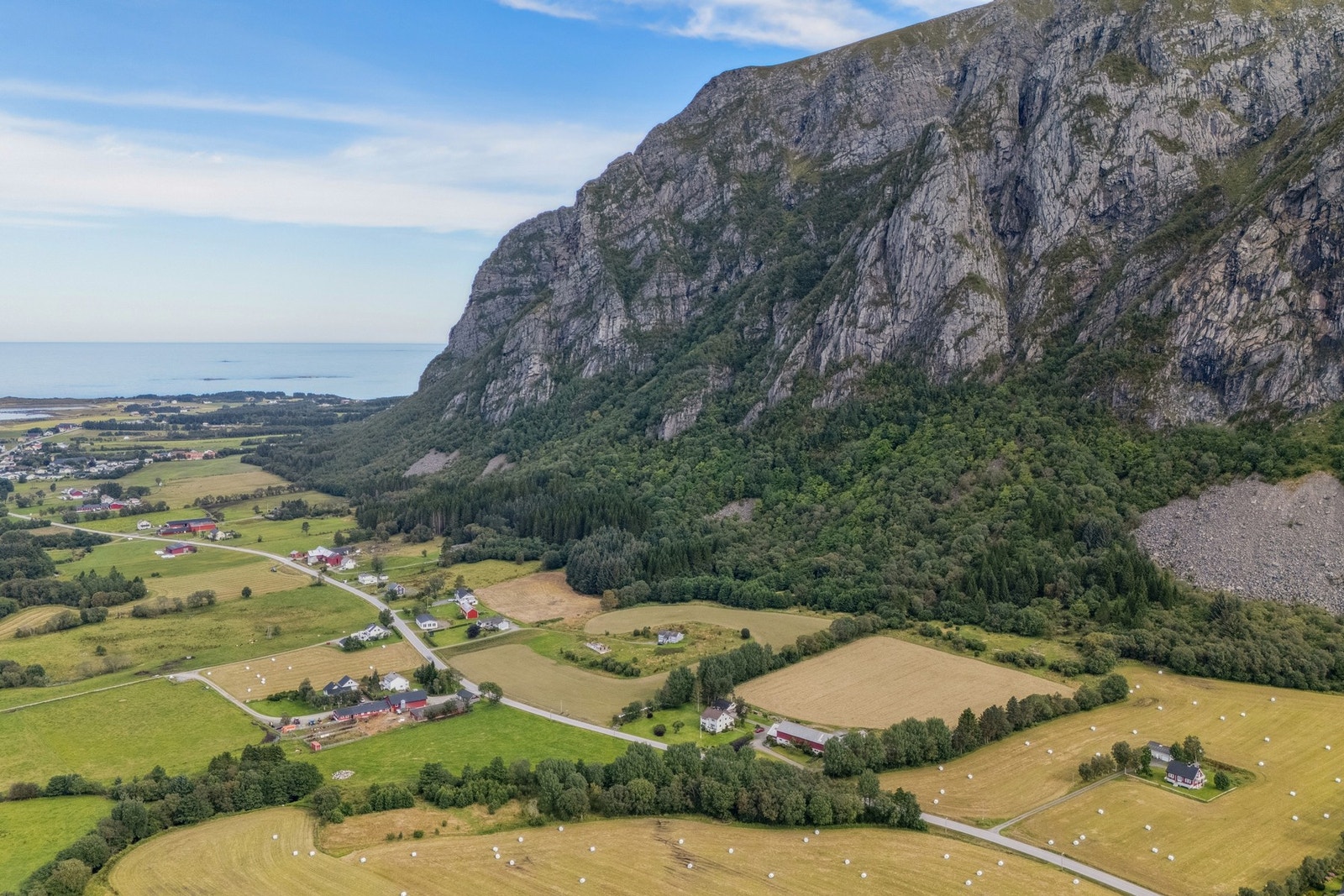 Eiendommen ligger landlig og fredelig til, omgitt av natur, dyrket mark og frodig vegetasjon. Galleribilde