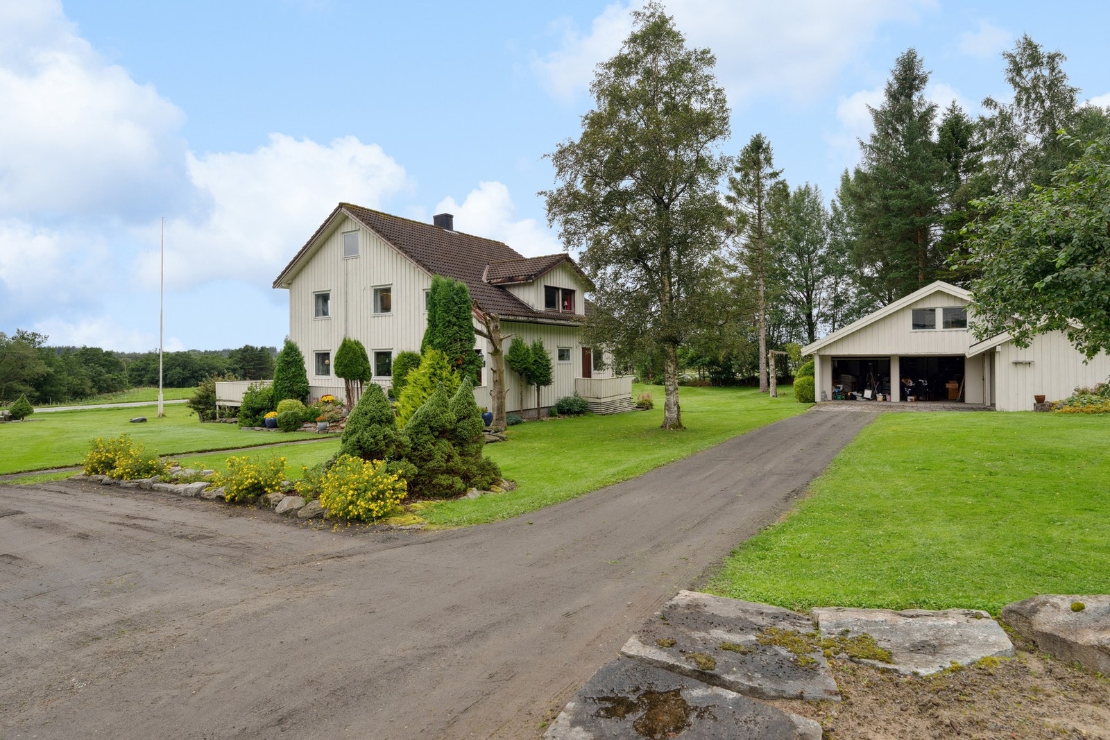 Klassisk våningshus fra 1953 med et sjarmerende uttrykk og gode solforhold gjennom dagen. Huset ligger fint til med utsikt over landskapet og nærhet til både skog og elv. Galleribilde