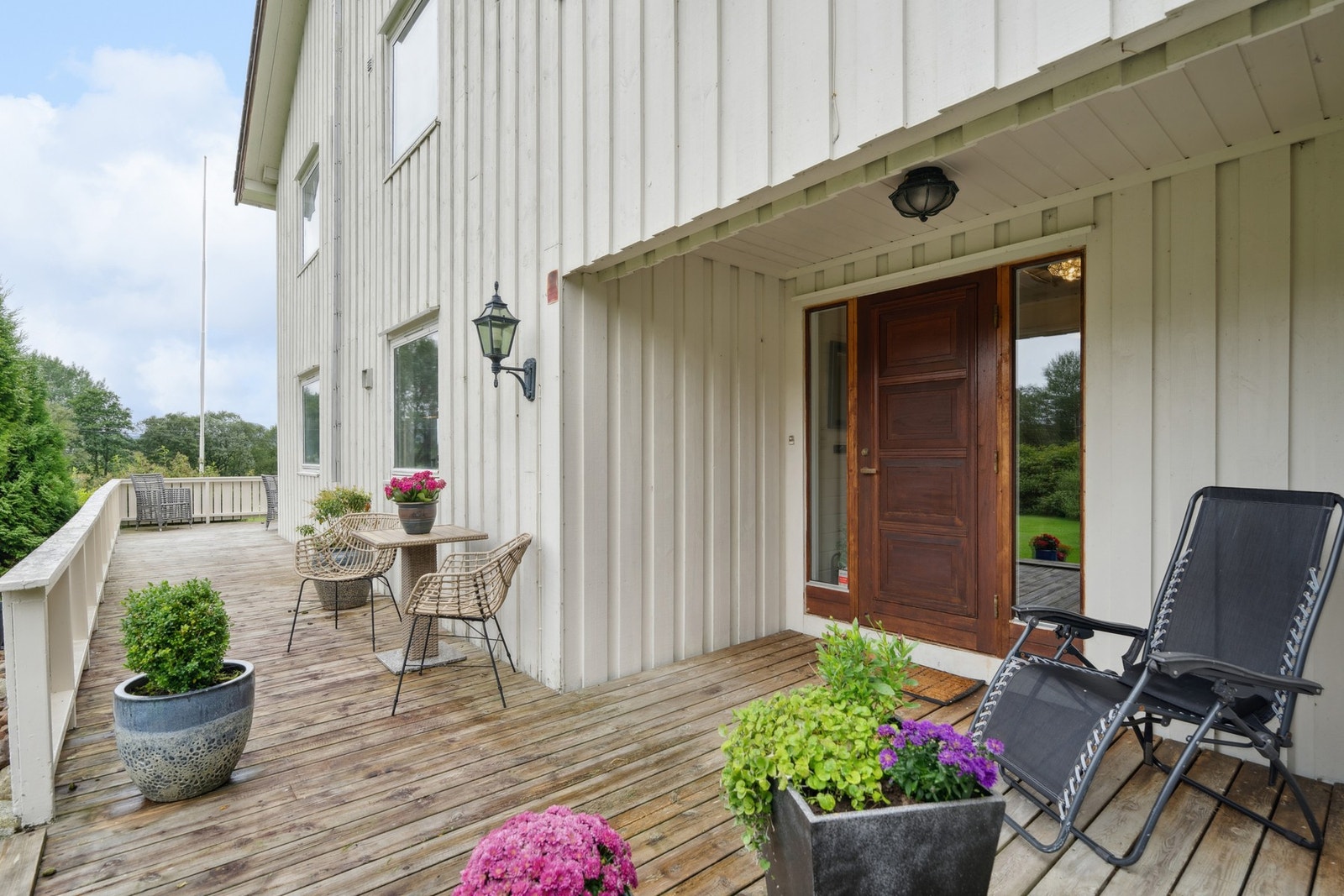 Delvis overbygd inngangsparti. Galleribilde