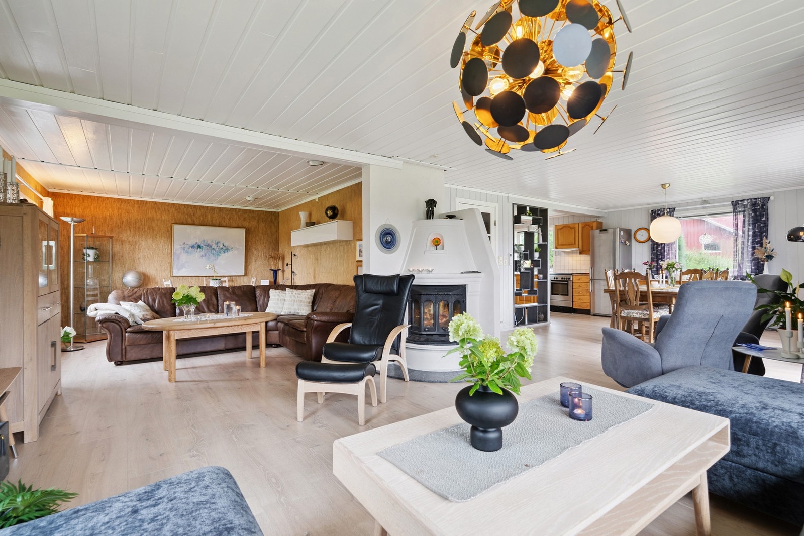 Stuen er i dag innredes med tvstue, dagligstue og spisestue. Galleribilde