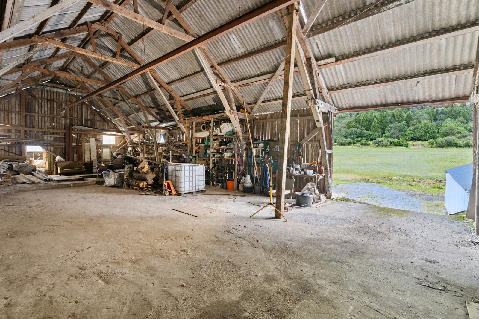Stor driftsbygning som tidligere ble brukt til melk- og storfedrift. Bygningen har gode lager- og oppbevaringsmuligheter, og egner seg godt for hobbybruk, sau, hest eller annen småskaladrift. Galleribilde