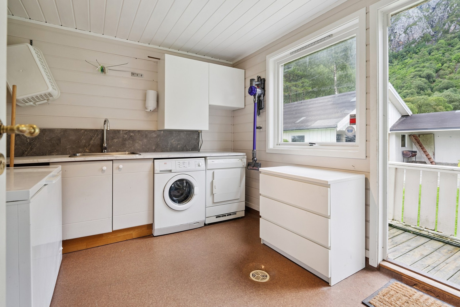 Stort vaskerom i hovedetasjen med egen utgang. Galleribilde