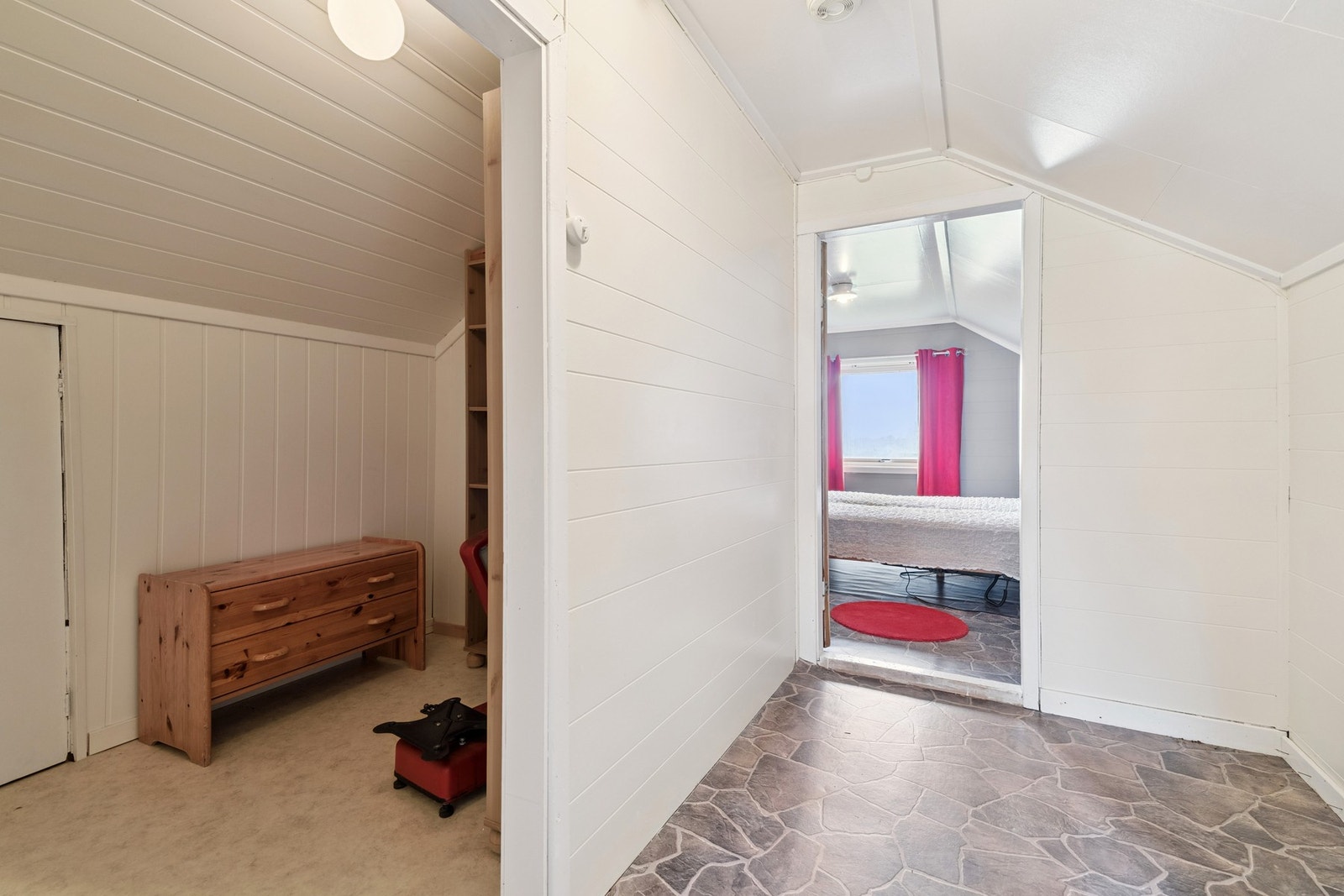 Praktisk loft med to ytterligere soverom og gode lagringsmuligheter. Galleribilde