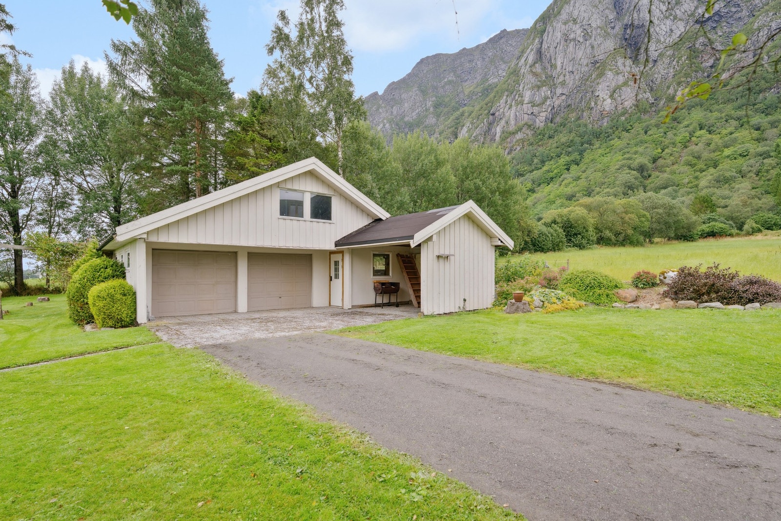 Eiendommen har jaktrett på rådyr og hjort, samt rypejakt på fjellet. Terrenget gir gode muligheter for jakt og friluftsliv i vakre omgivelser. Galleribilde