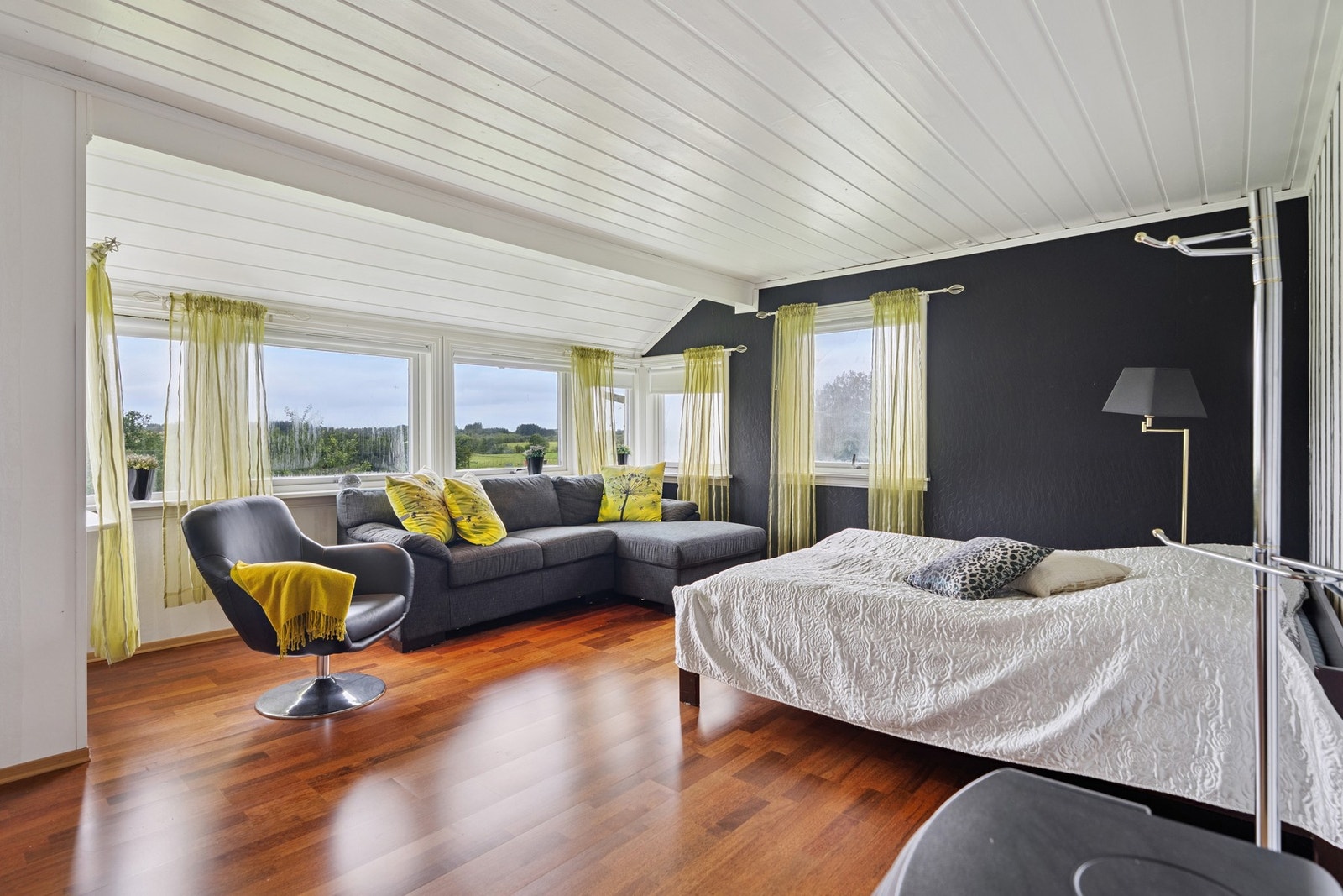 Stort og romslig hovedsoverom med gode vindusflater og god plass til møblering. Galleribilde