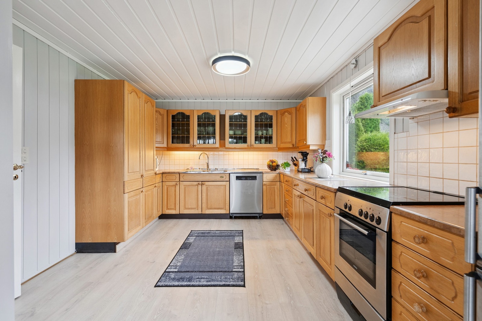 Lyst kjøkken med god benkeplass og mange skap. Her er det plass til spisebord og gode arbeidsforhold for daglig bruk. Galleribilde