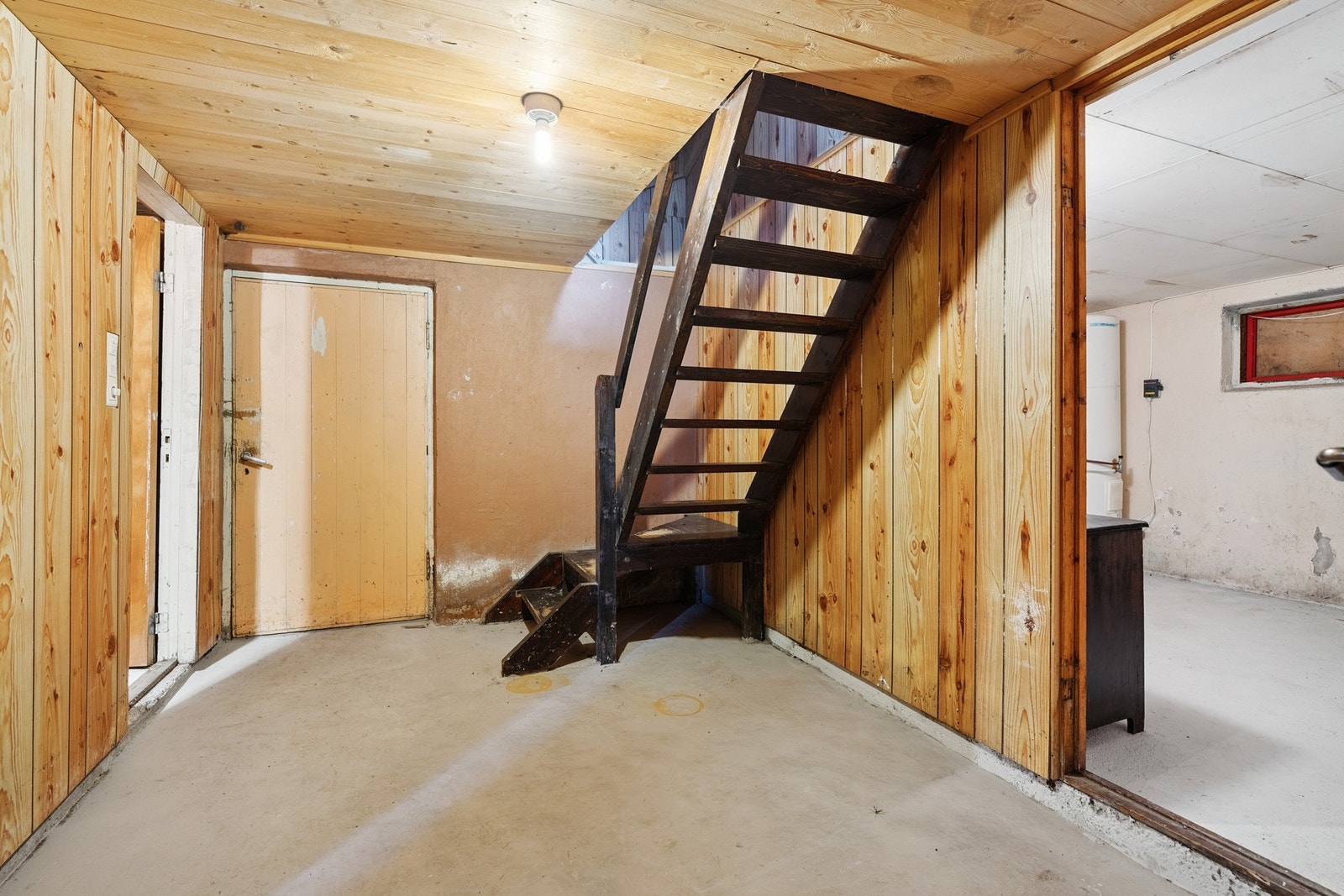 Stor uinnredet kjeller med gode lagringsmuligheter. Galleribilde