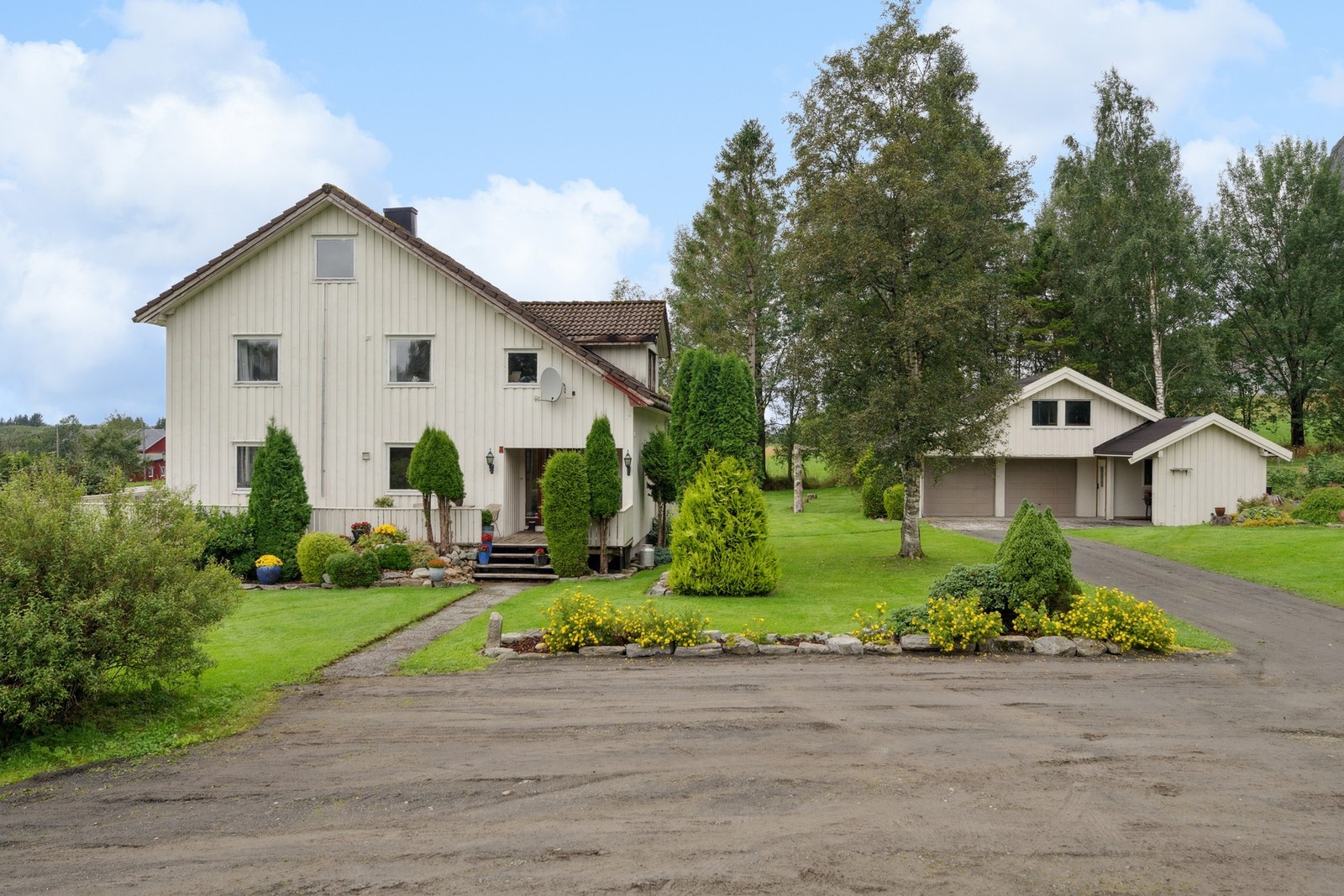 Pent opparbeidet gårdstun med god plass til parkering, gruslagt innkjørsel og velstelte uteområder. Galleribilde