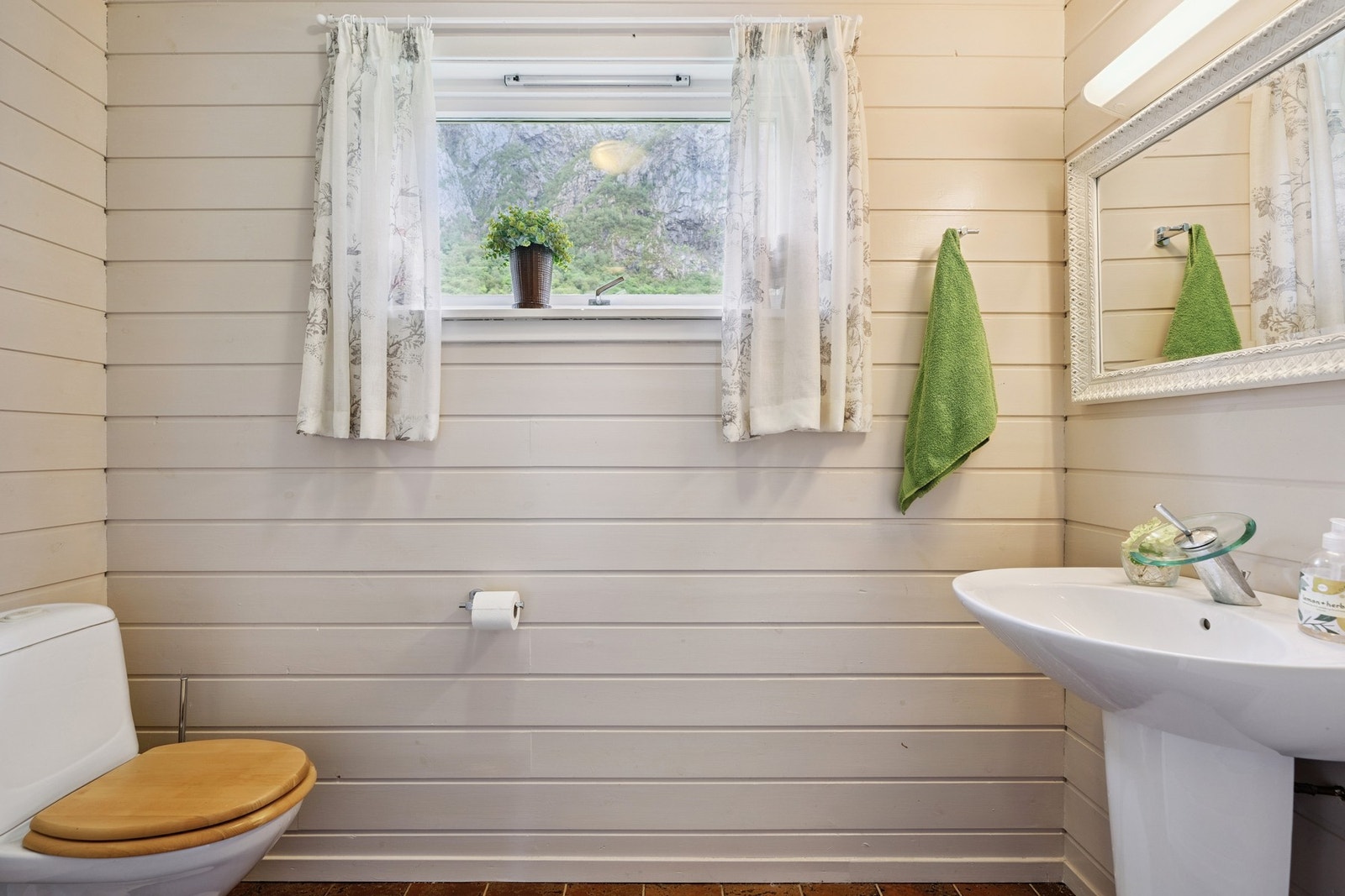 Parktisk gjestetoalett ved ingangspartiet. Galleribilde