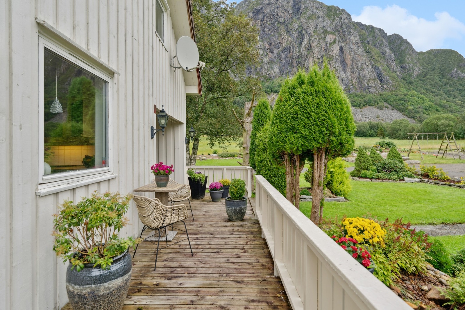 Det er en stor terrasse på 38 m² med utgang fra entré og spisestue. Galleribilde