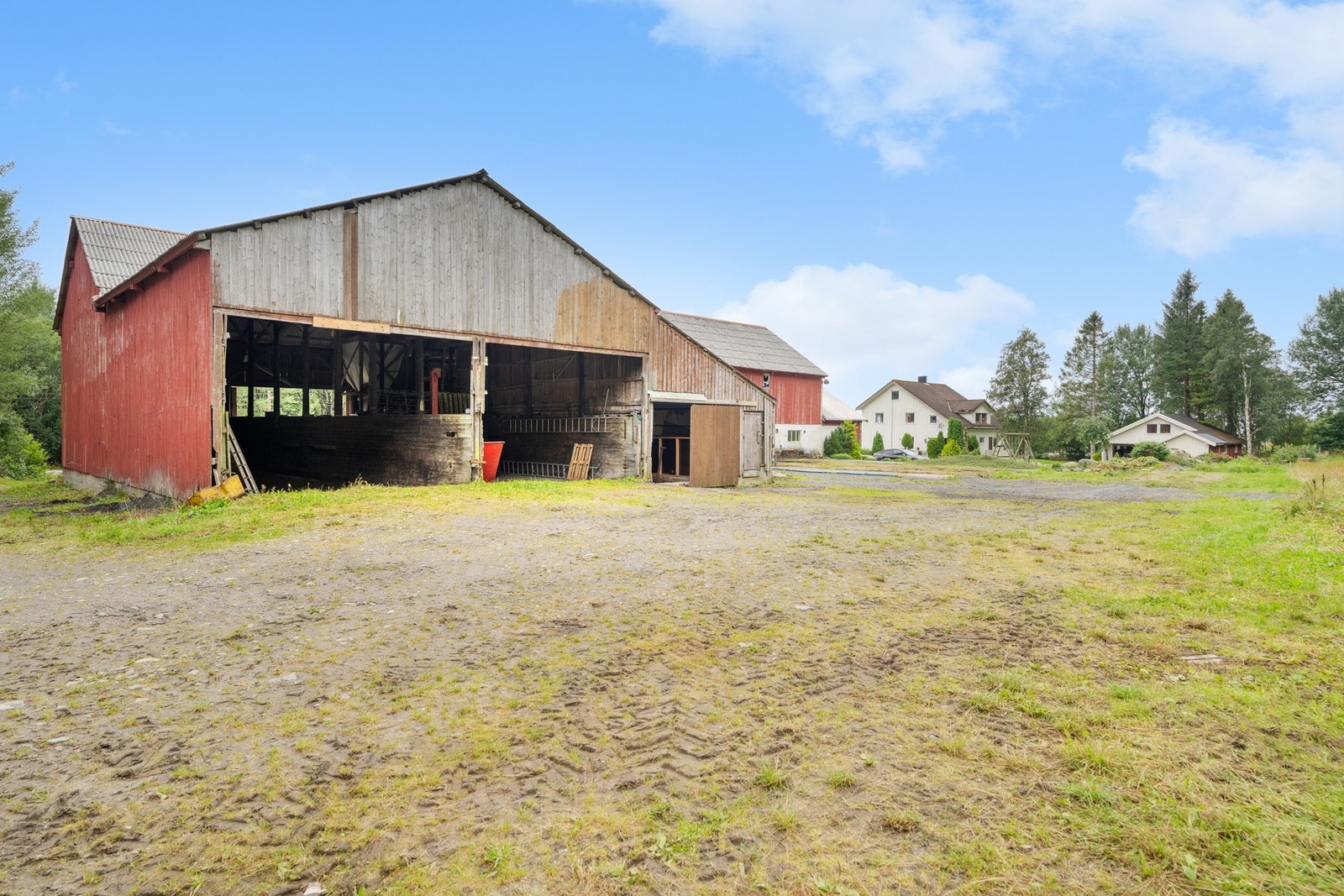 En tradisjonsrik og frodig eiendom med mye sjel, gode ressurser og vakker natur rundt seg - like velegnet som fast bolig, fritidseiendom eller kombinasjon av begge. Galleribilde