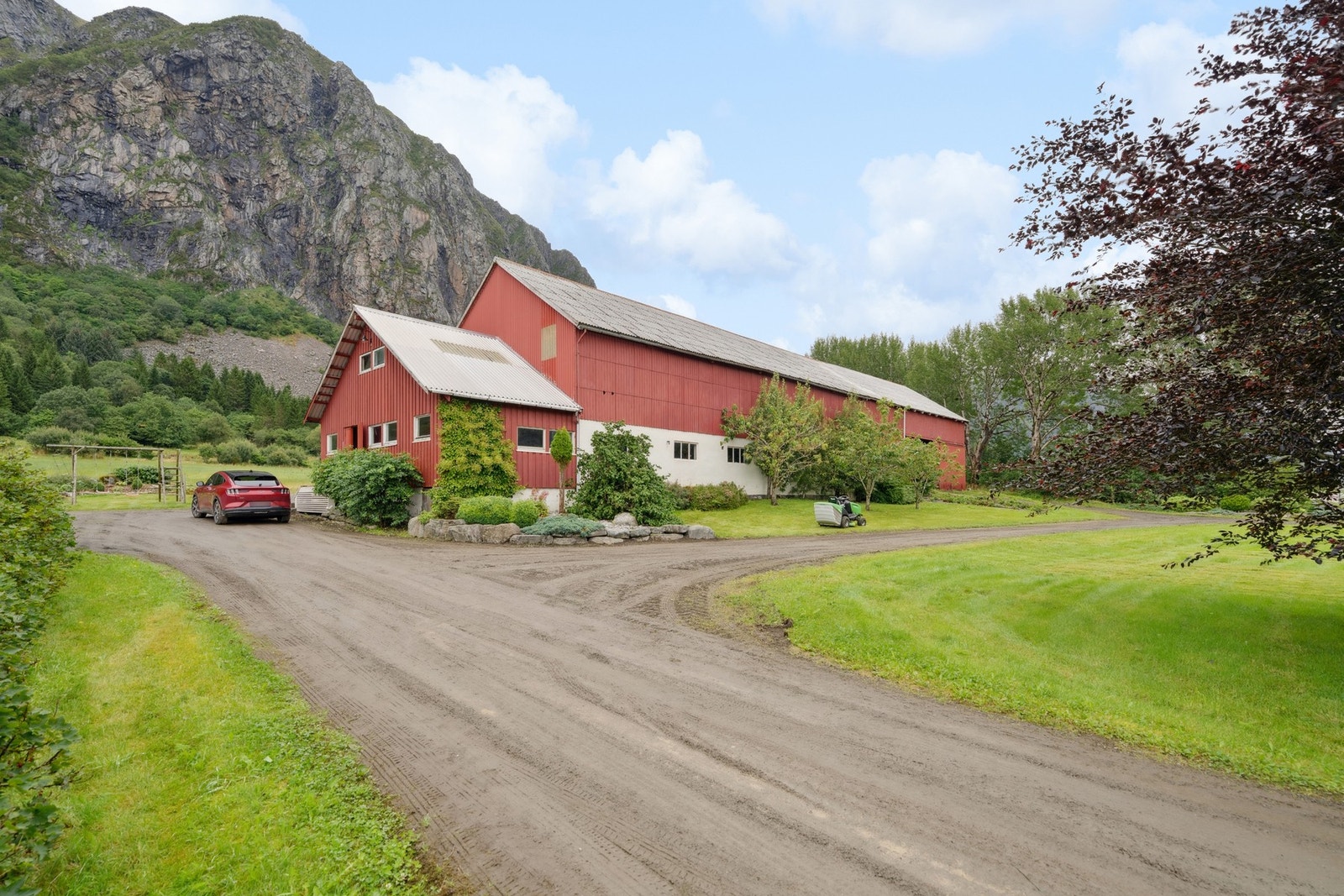 Eiendommen har skog av høy bonitet og et variert skogterreng med både gran, hassel og bjørk. Om våren er skogbunnen dekket av gule kusymrer, og området byr på rike naturopplevelser året rundt. Galleribilde