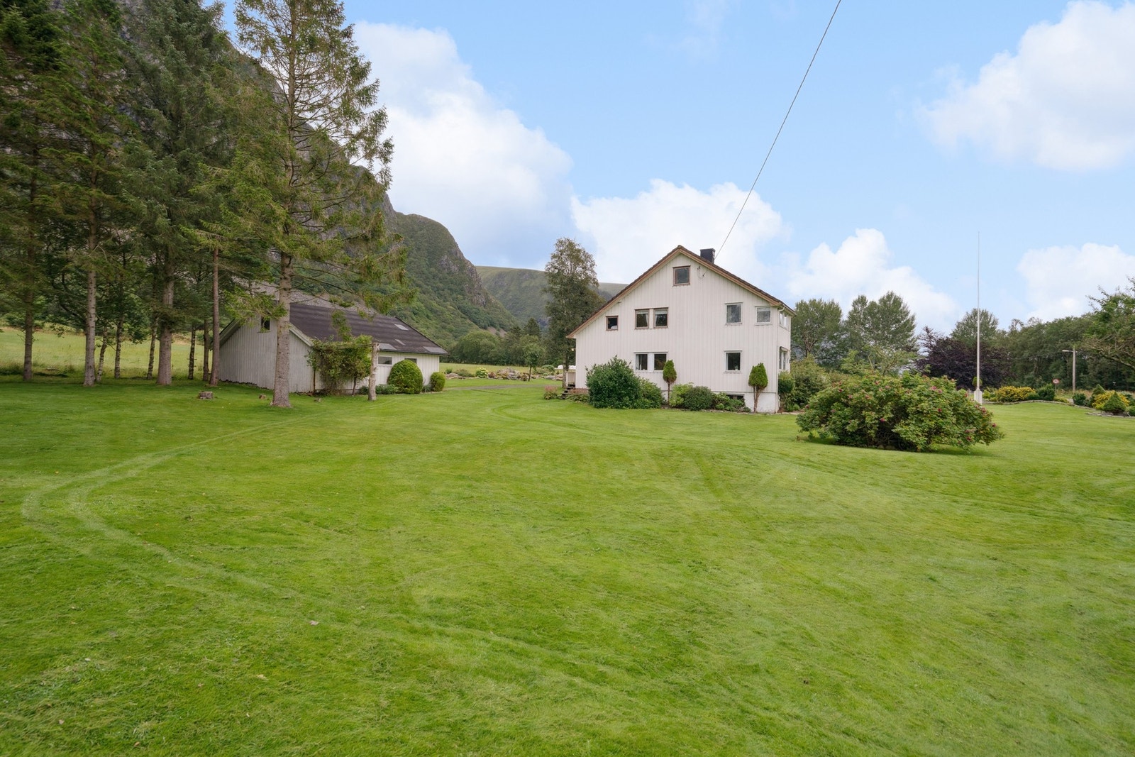 Eiendommen grenser til Farstadelva med rundt 500 meter elvestrekning. Her er det både ørret og laks, og elva renner rolig slik at også barn kan fiske trygt. Galleribilde