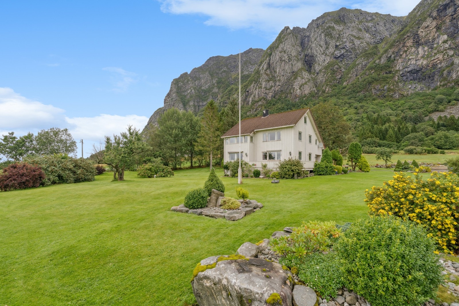 Eiendommen ligger fint til på oversiden av veien og har store, pent opparbeide uteområder med gode muligheter for familieaktiviteter. Galleribilde