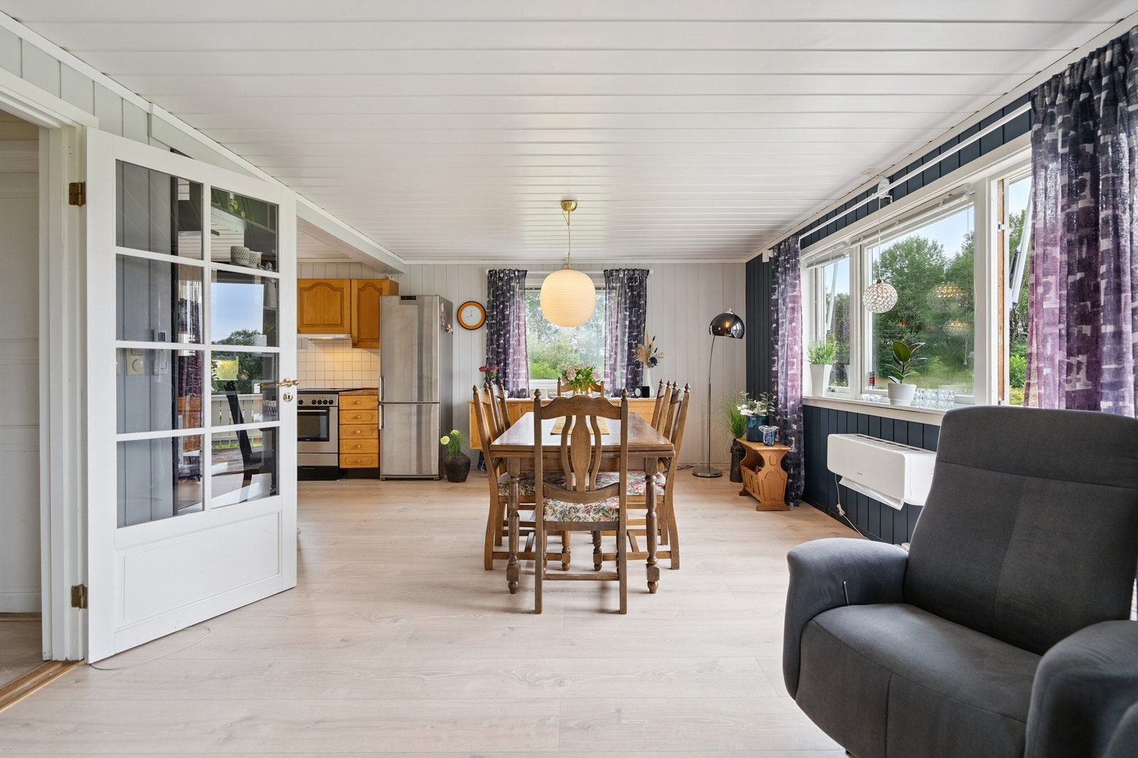 Oppholdsrommet har rikelig med vindusflater som bidrar til mye naturlig lys. Galleribilde