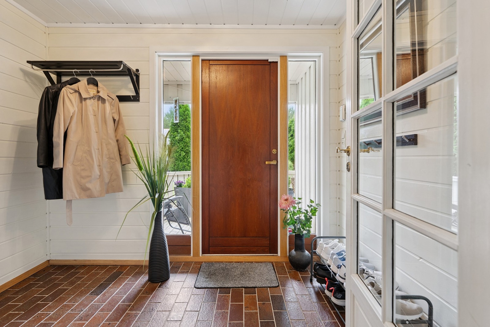 Rosmlig entré med god plass til oppheng av yttertøy, samt muligheten til å sette opp garderobeskap. Galleribilde