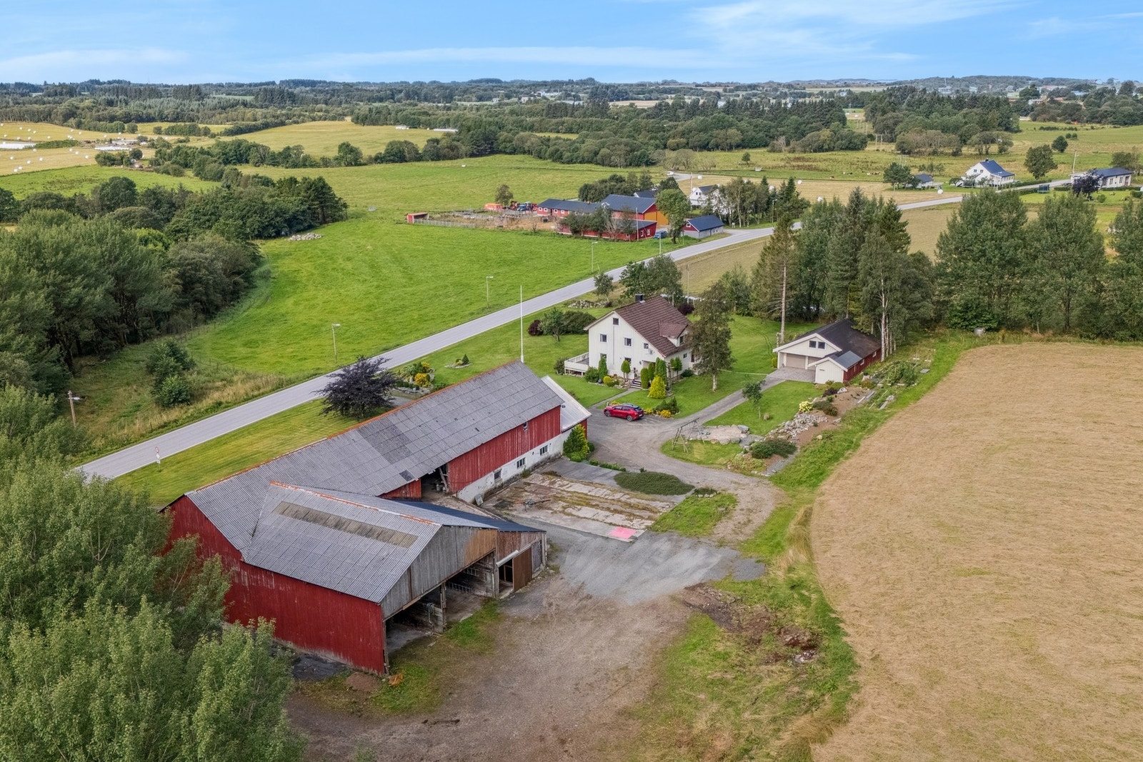 Et fint gårsbruk med idyllisk beliggenhet på Farstad. Galleribilde