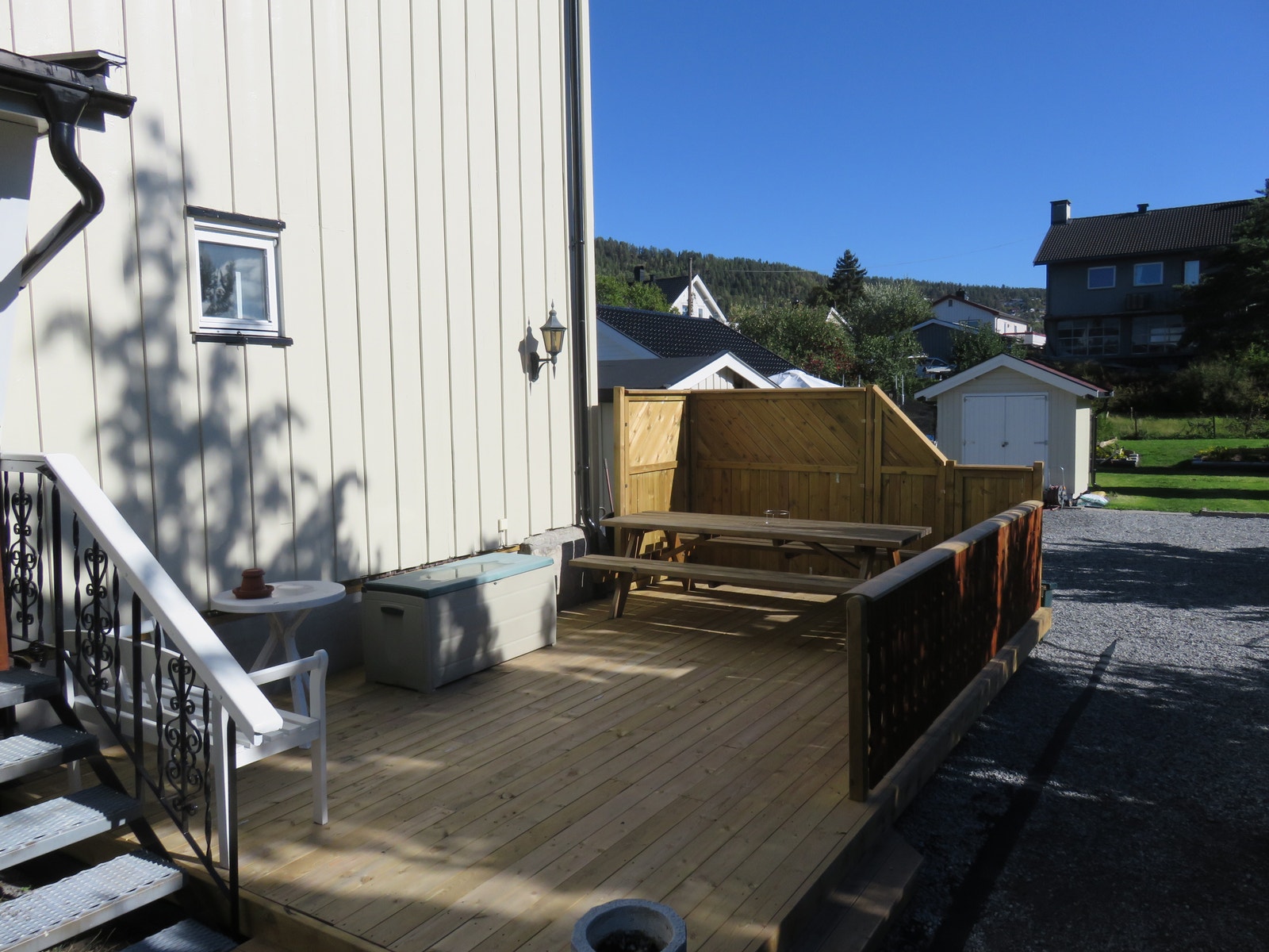 Uteplass platting, fellesareale med stor hage, benker der du kan nyte gode sommerdager. Galleribilde