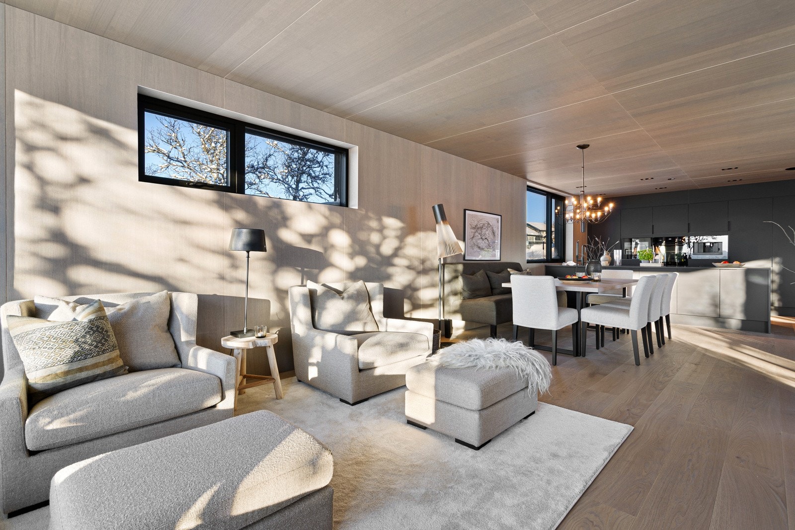 Åpen stue og kjøkkenløsning gir en sosial atmosfære. Påkostet eikeparkett i gulv Galleribilde