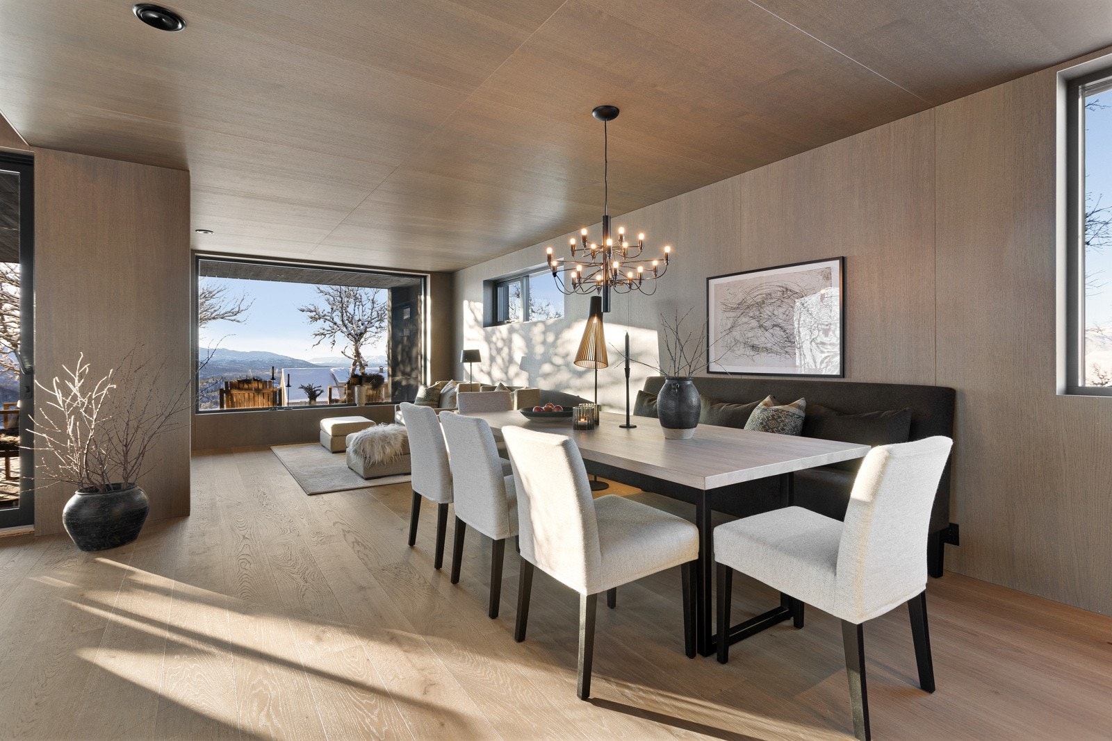 Nyt et godt måltd mens øynene hviler hvitkledde fjelltopper Galleribilde