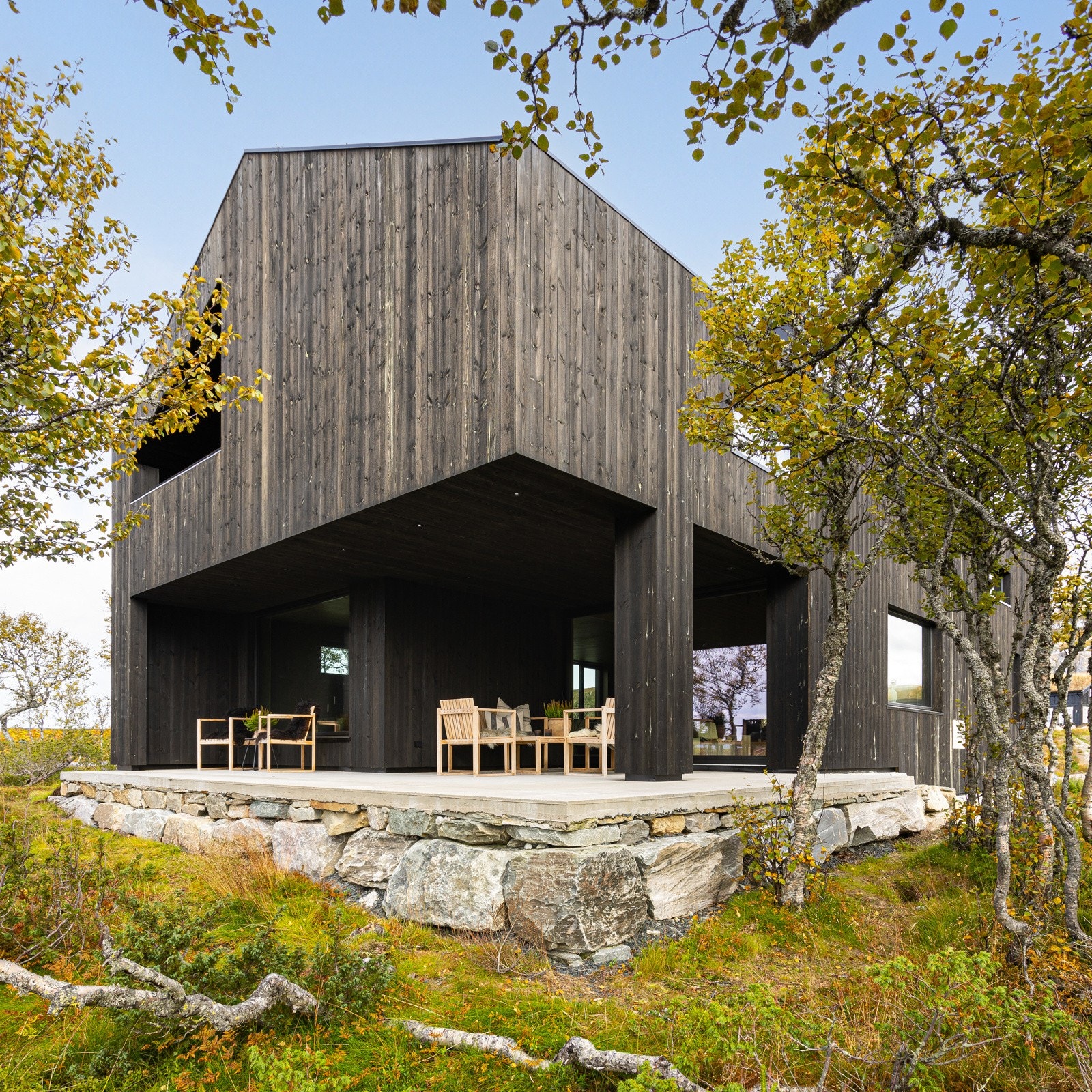 Eiendommen har en romslig tomt, solrik og meget usjenert beliggenhet ca. 1040 meter over havet Galleribilde