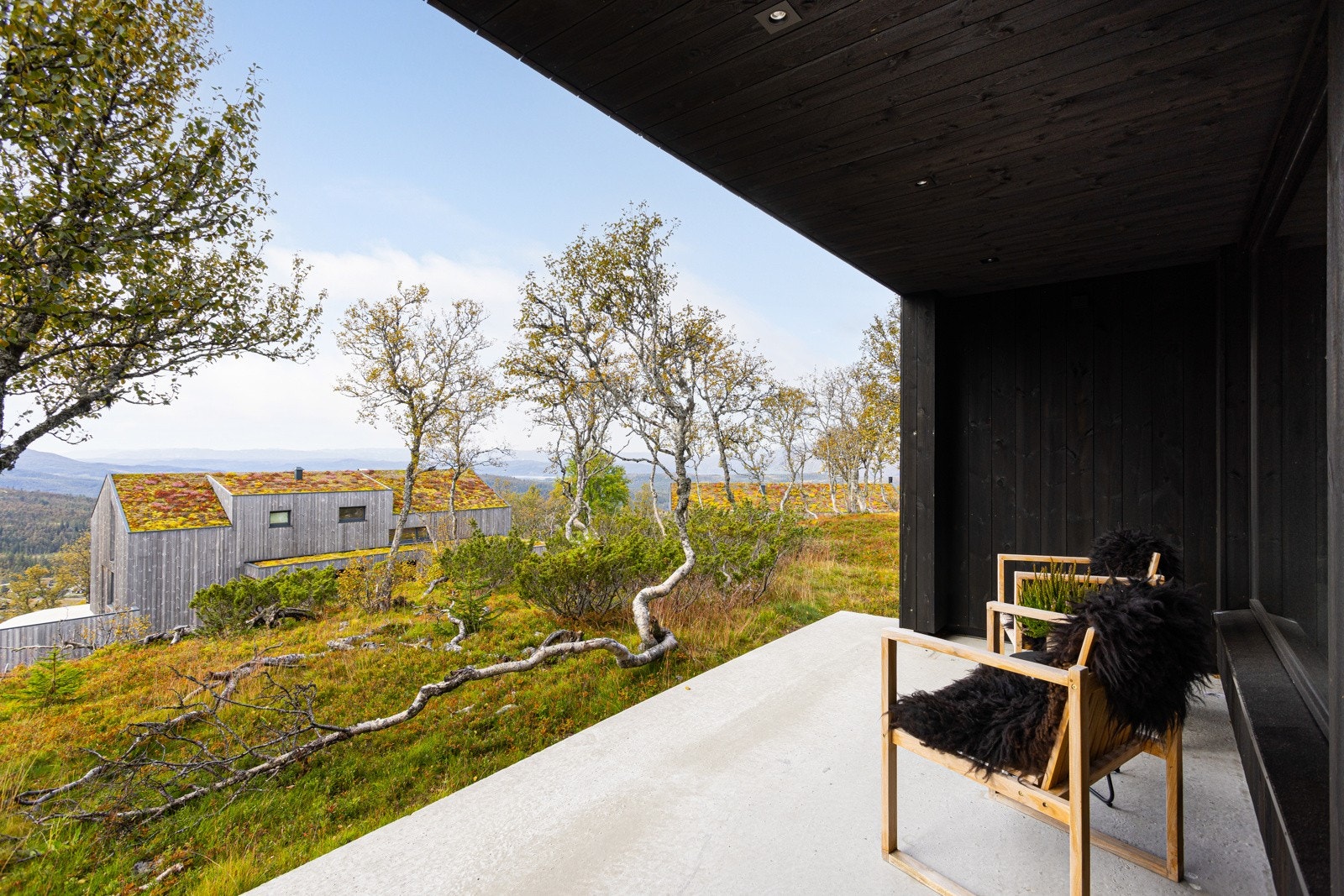 Hytta ligger svært flott til ytterst på pynten Galleribilde