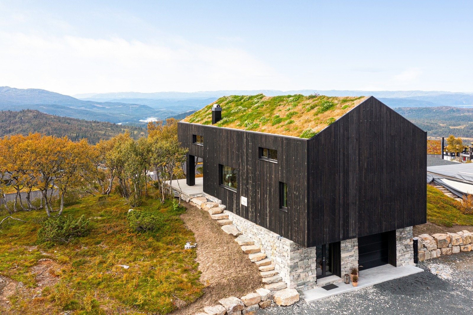 Privatmegleren har gleden av å presentere Toppen 3 - En meget flott, ny hytte beliggende i Holtardalen/Silkedalen! Eiendommen har en eventyrlig plassering med fantastiske solforhold, ski inn/ut og eventyrlig utsikt Galleribilde