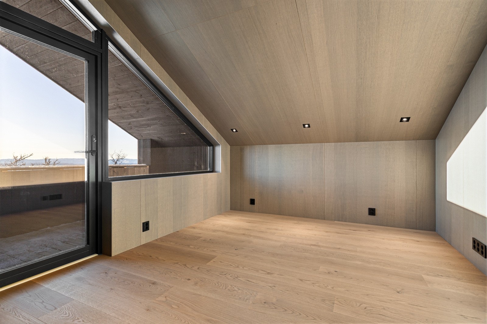 Svært lun og trivelig loftstue med plass til sofagruppe, stoler, sakkosekker og opplegg for tv Galleribilde