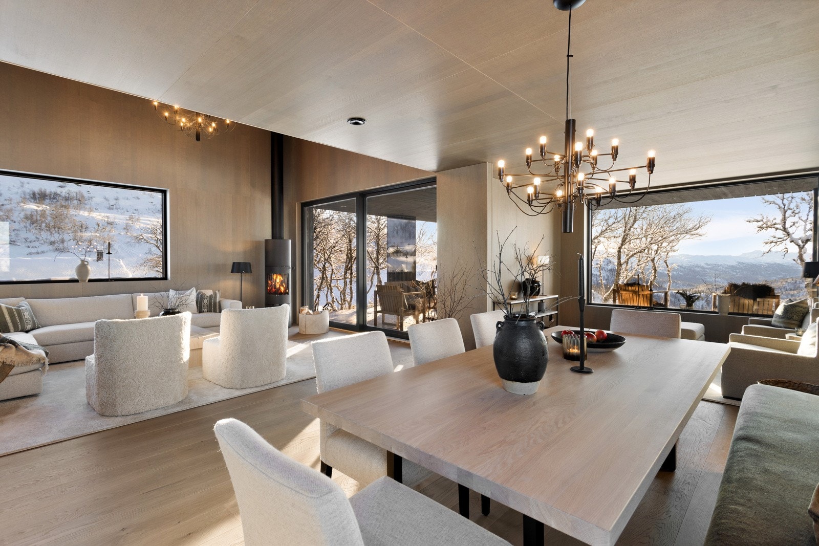 Den ekstra takhøyden gir rommet en behagelig følelse. Stuen har på det meste ca 6 meter takhøyde Galleribilde