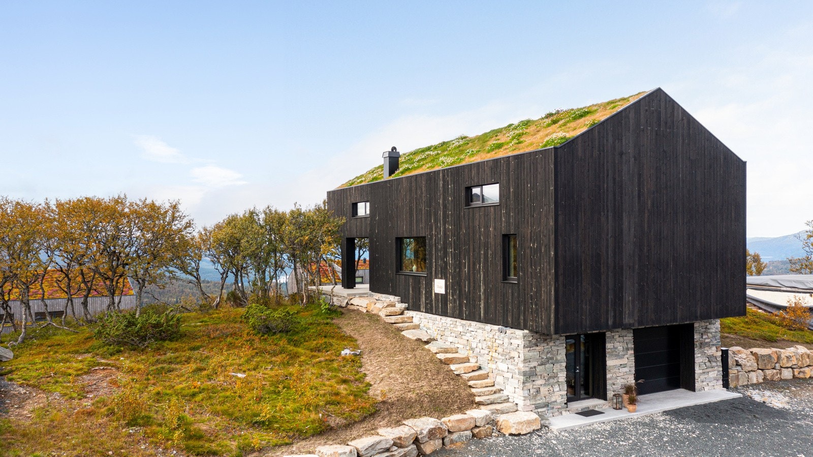 Hytta ligger i Silkedalen og har en fantastisk beliggenhet med utsikt over fjelltopper i alle himmelretninger Galleribilde