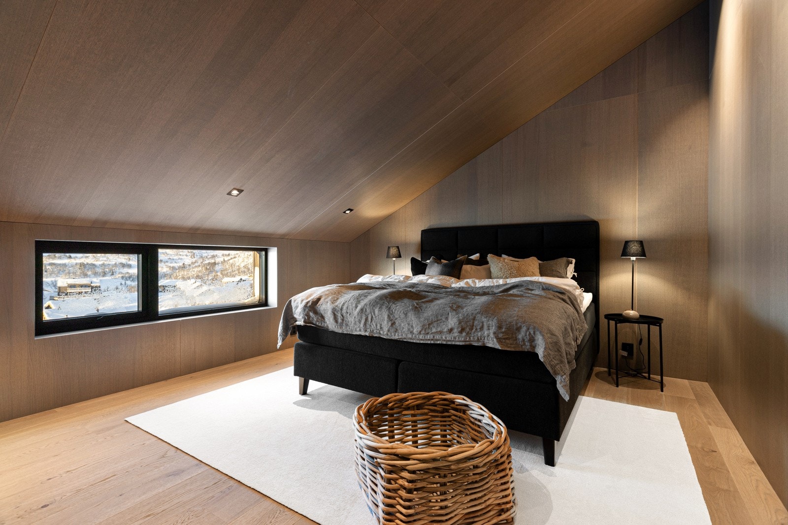 Soverom III. Alle soverommene har god plass til dobbeltseng og garderobeskap Galleribilde