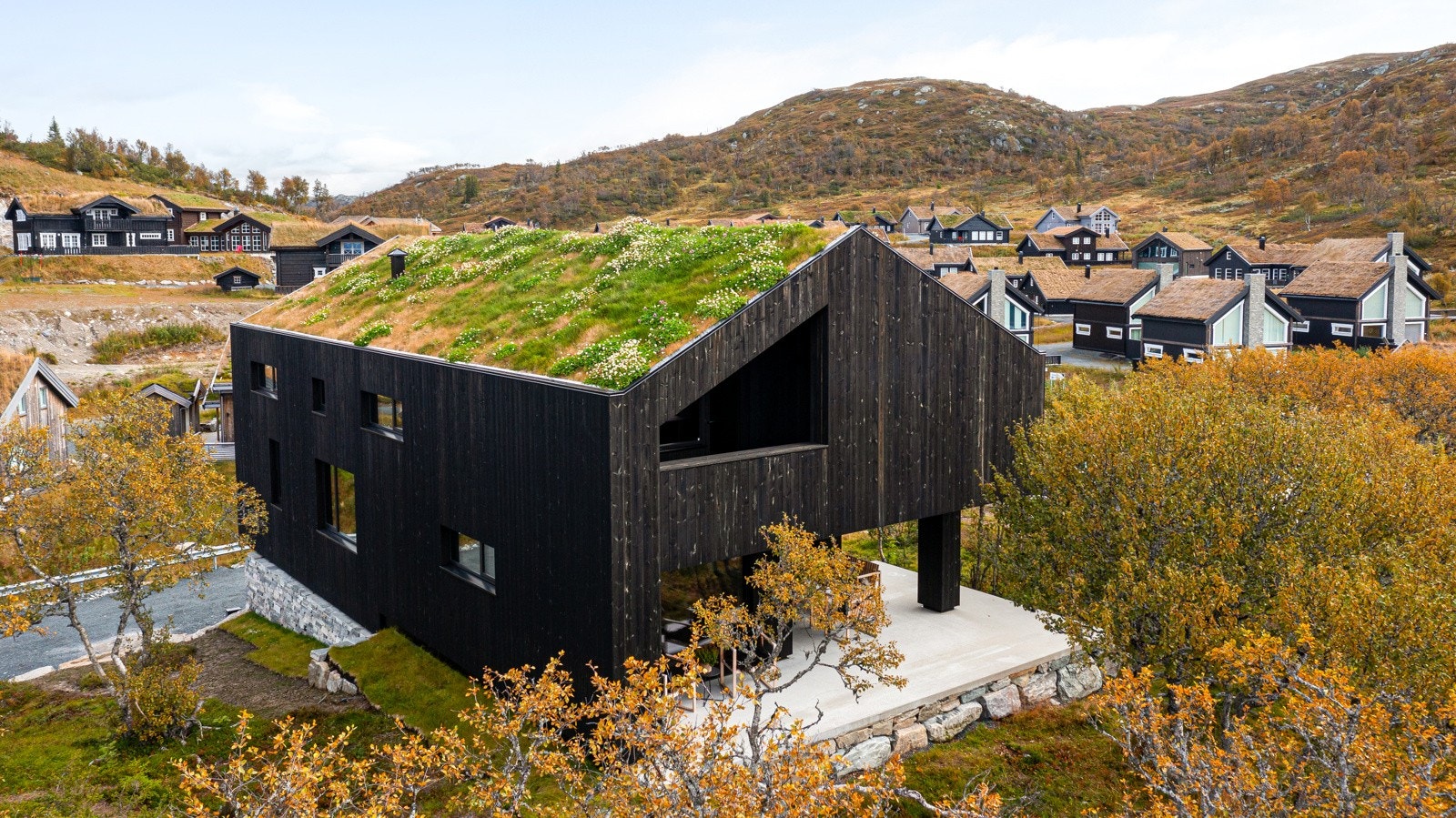 Eiendommen ligger over tregrensen og man får en umiddelbar følelse av ro i kroppen når man er i dette området Galleribilde