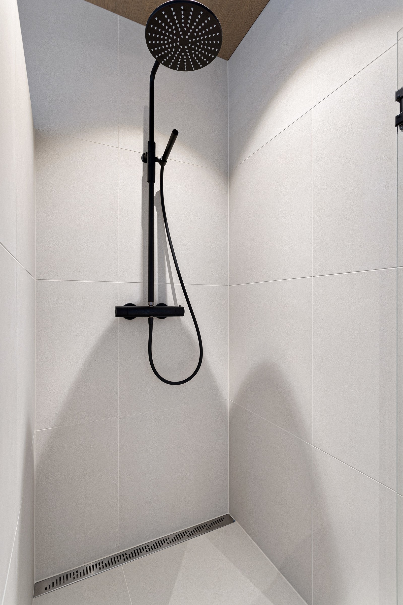 Dusjnisje med waterfall armatur Galleribilde