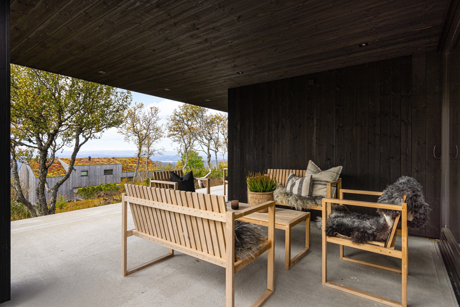 Eiendommen ligger sørvest-vendt og har sol fra tidlig morgen til sent på kveld. Hytta har en særdeles god beliggenhet med ski inn/ut til alpinbakkene og Silkedalsløypa rett utenfor døren Galleribilde