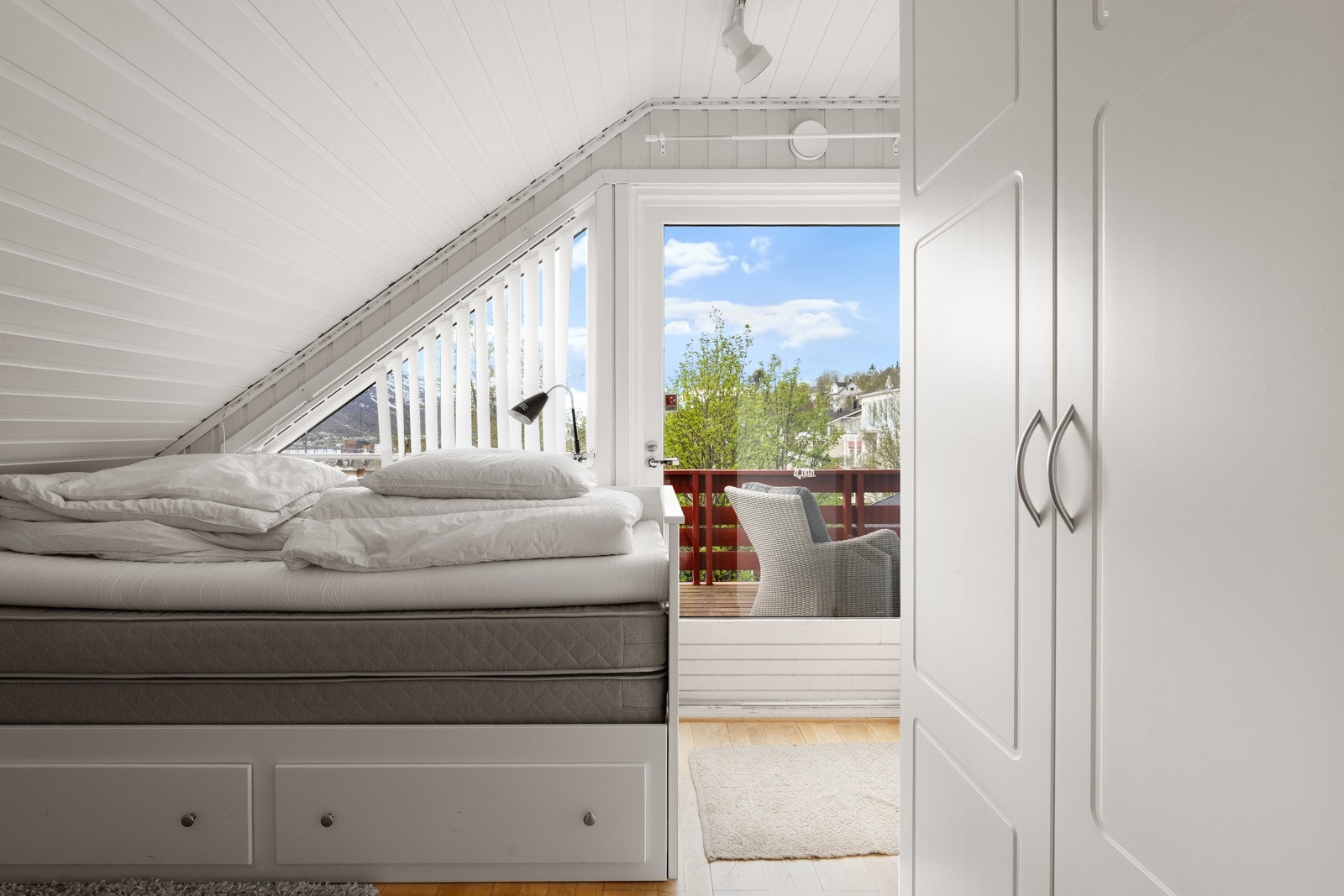 Store vindusflater sikrer rikelig med lysinnslipp. Rommet har privat altan i tilknytting. Galleribilde