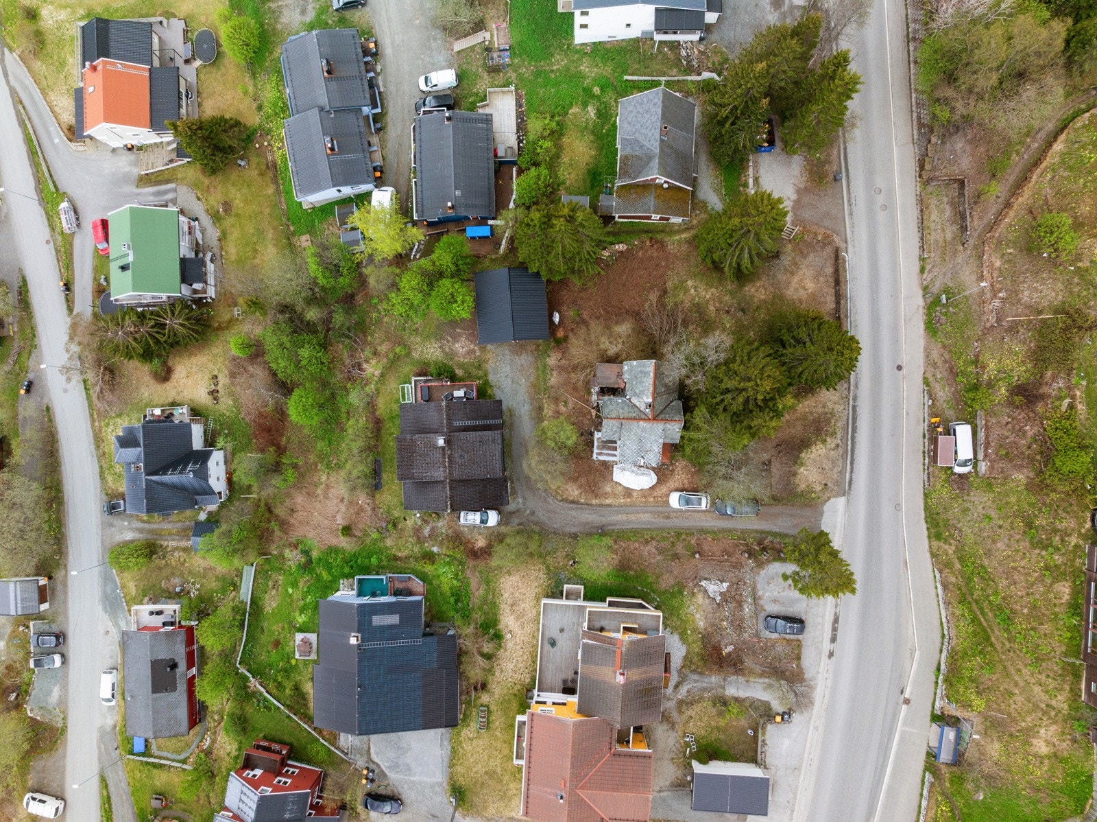 Fra Dramsvegen kjører du ned naboeiendommen som gir det god avstand fra trafikkstøyen som bidrar til et rolig og behagelig bomiljø. Galleribilde