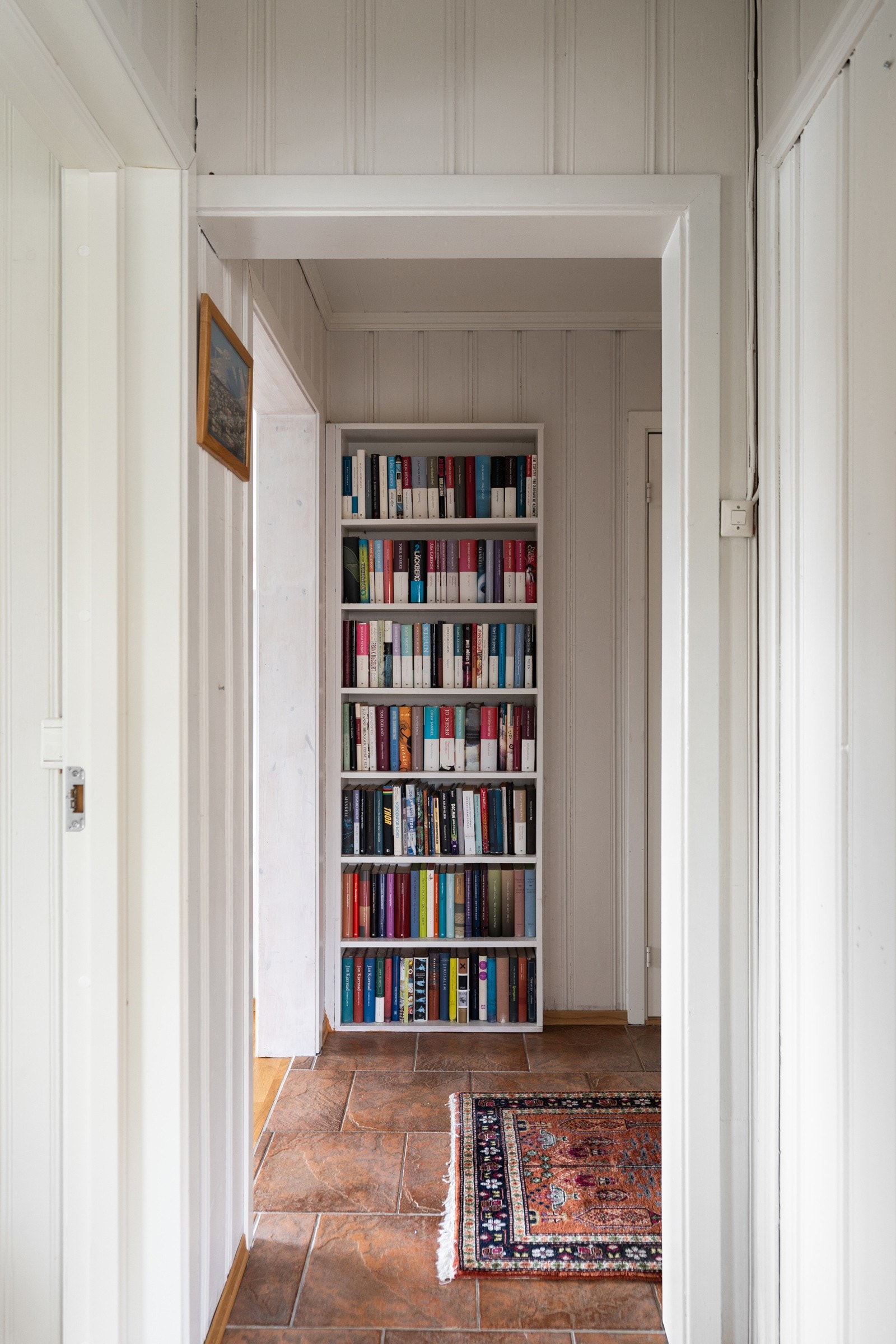 Plassbygd bokhylle innfelt i vegg. Galleribilde