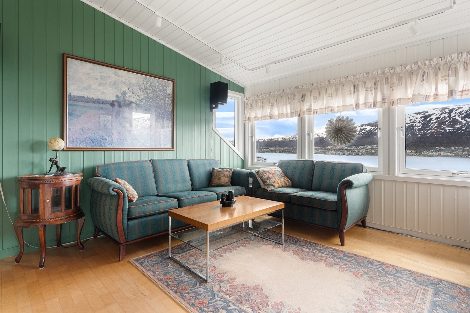 Perfekt stue hvor ungene kan boltre seg eller som bibliotek. Galleribilde