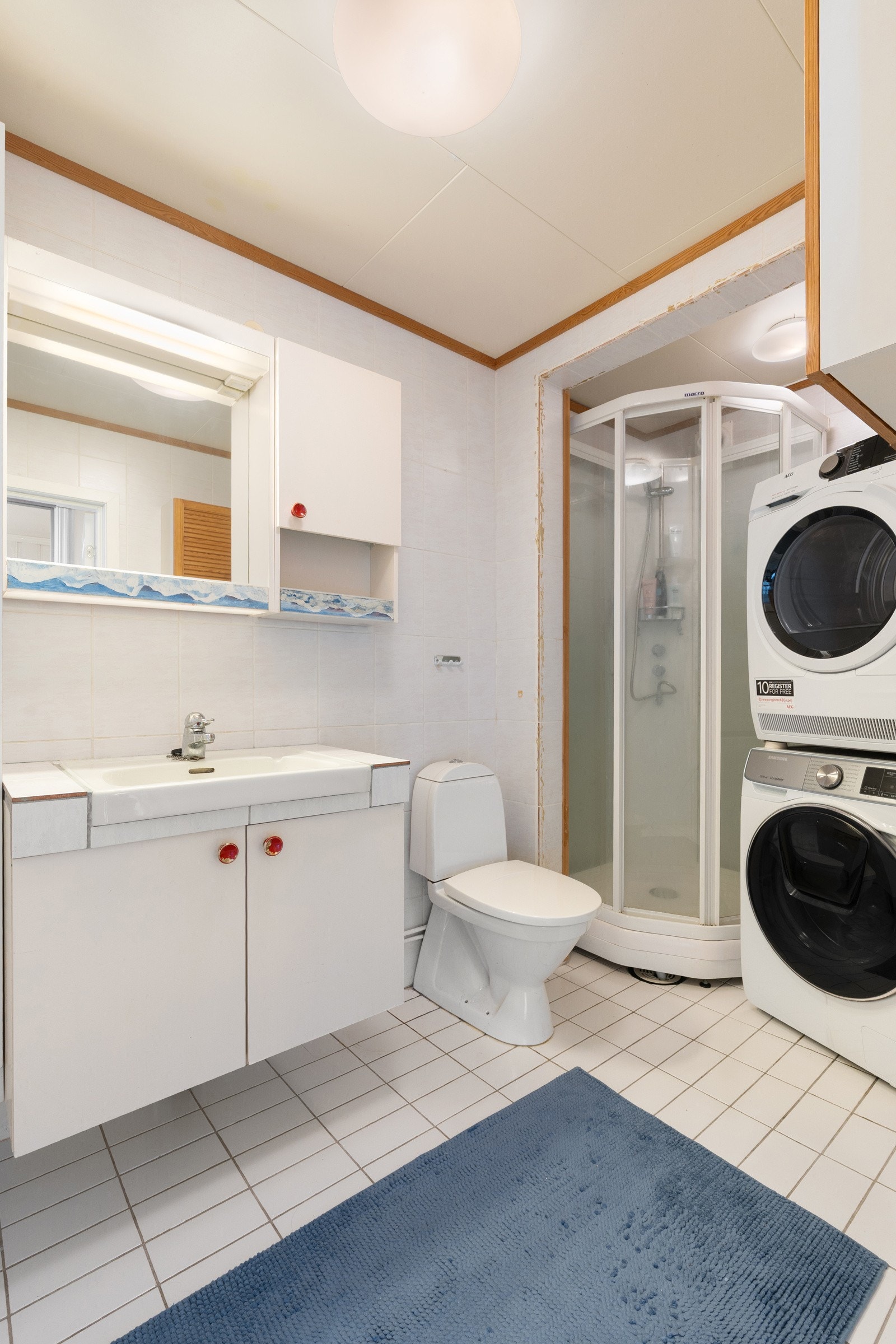 Flislagt bad hovedetasje. Galleribilde