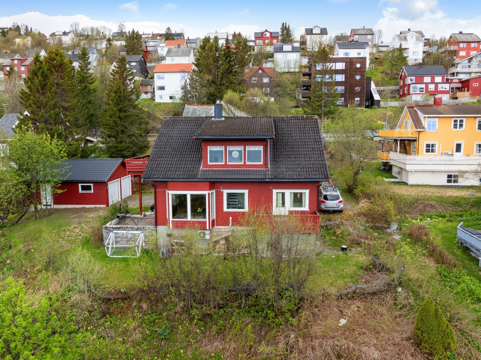 Tomten strekker seg godt på nedsiden av huset og kan åpne et mulighetsrom for tomtefradeling eller høyere utnyttelsesgrad. Galleribilde
