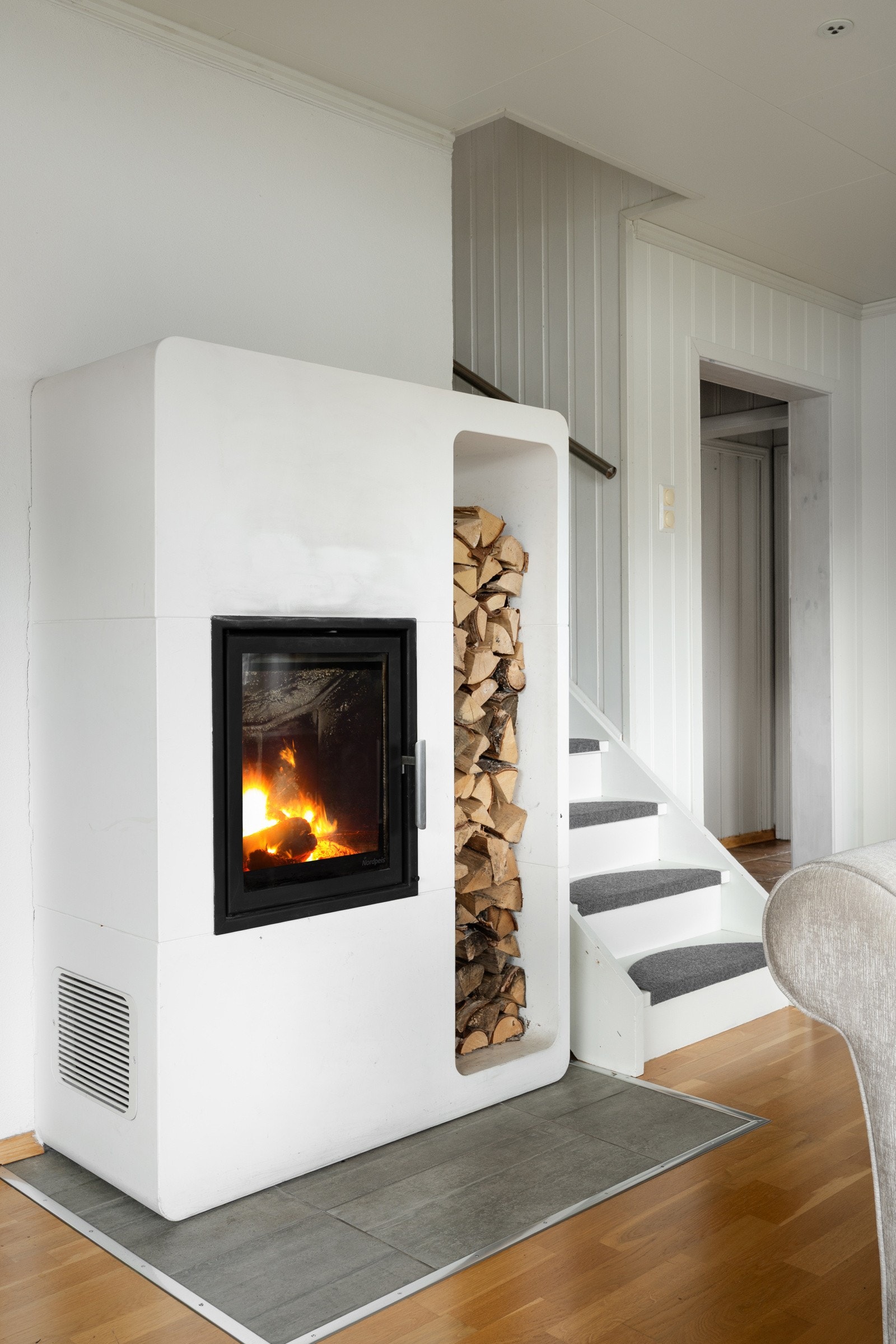 God og lun stemning med peis i stuen. Galleribilde