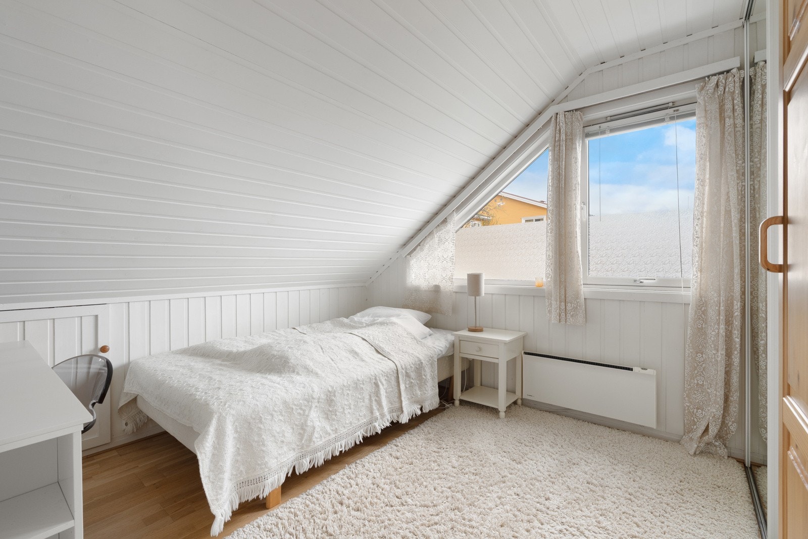 Loftet har i alt 3 soverom hvorav et har privat utgang til altan. Galleribilde