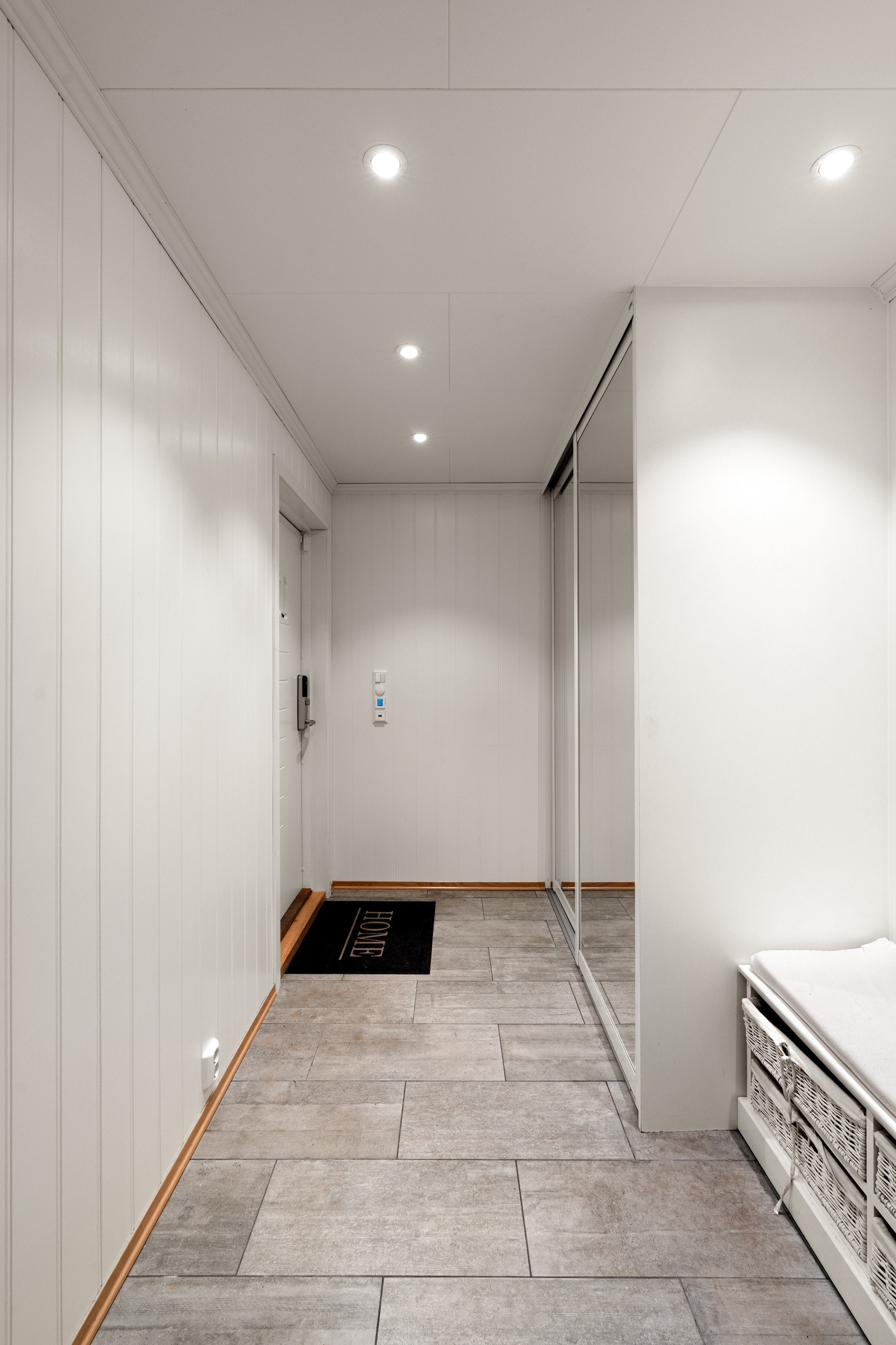 Velkommen inn! Lys og innbydende entré med varme i gulv og kodelås på ytterdøren. Galleribilde