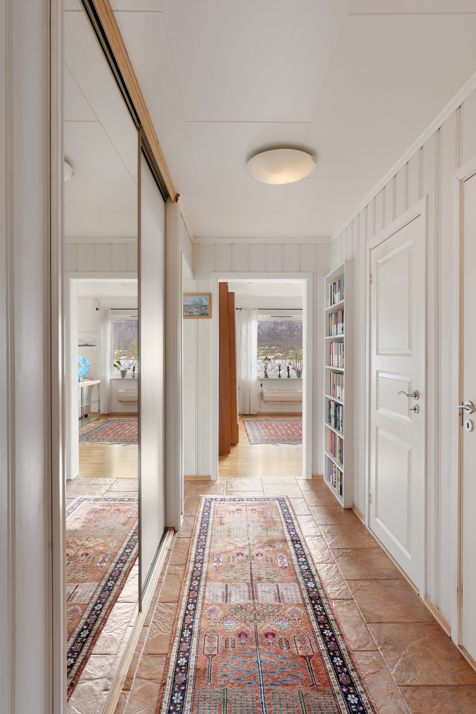 Videre inn har vi garderobeløsning innfelt i vegg samt plassbygd bokhylle og plass til skap eller lignende. Galleribilde