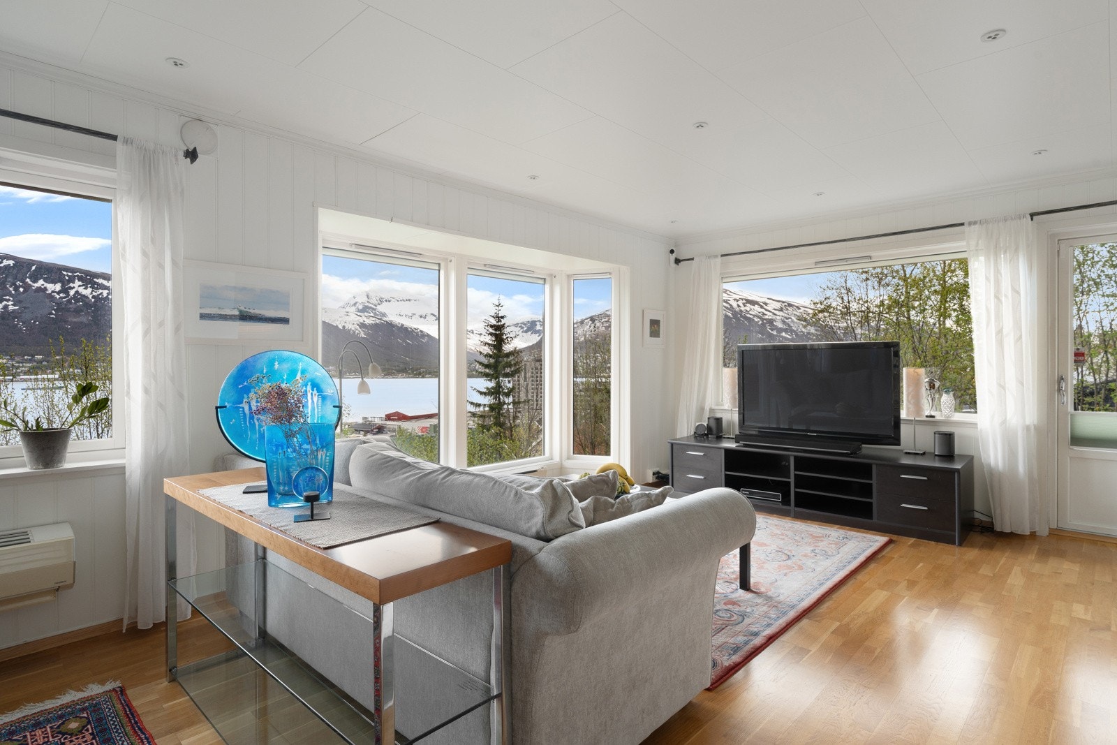 Flott familiebolig med gode sosiale soner og masse plass. Galleribilde