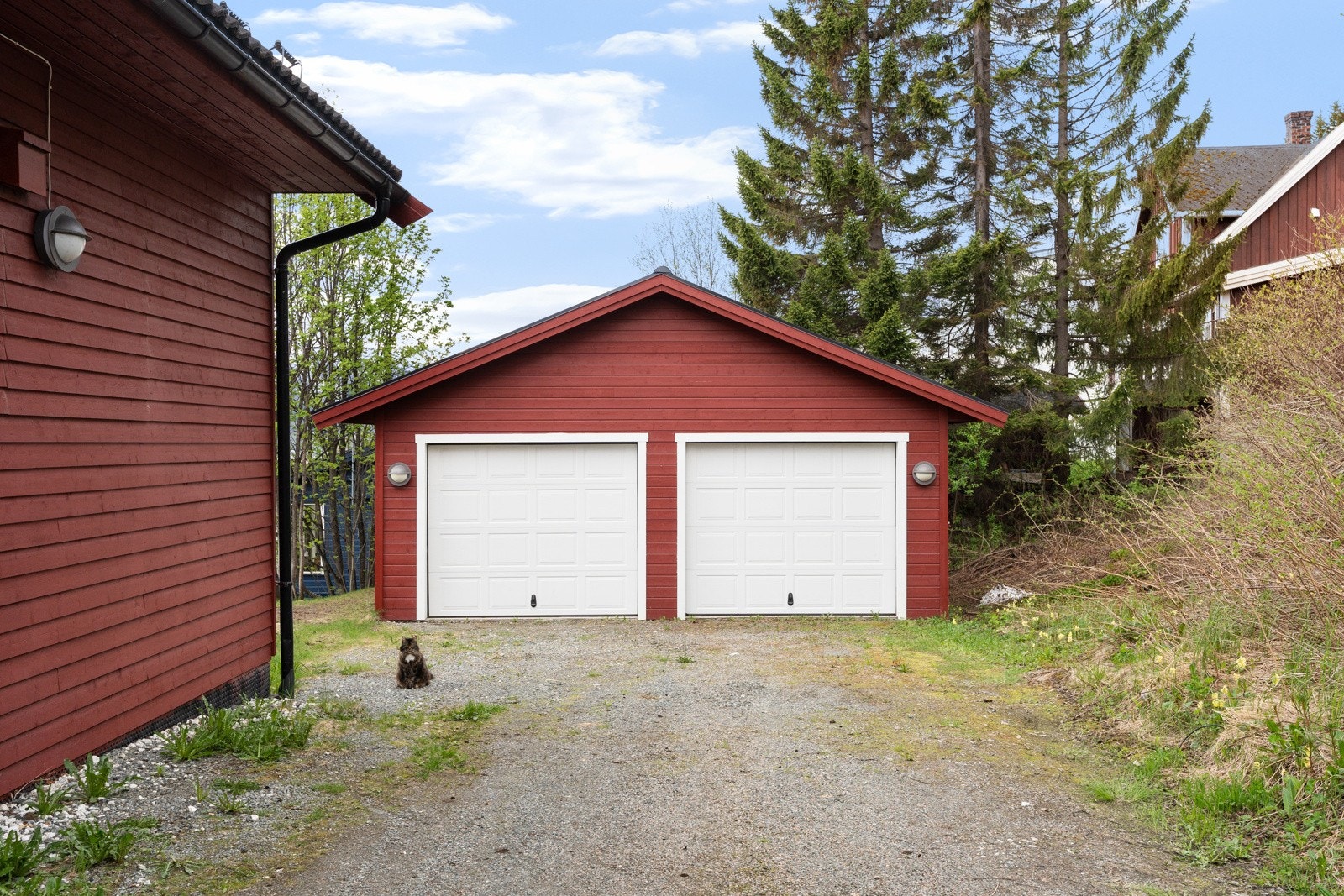 Dobbelgarasje på nær 44kvm, hemslagring og automatiske porter. Galleribilde