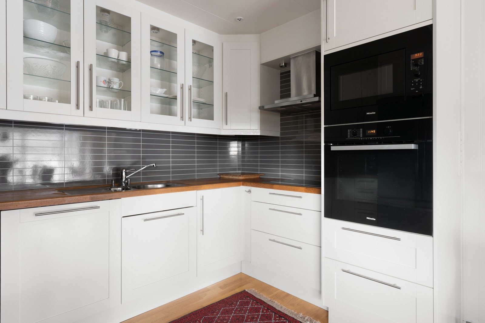 Rikelig med lagring i over- og underskap. Galleribilde