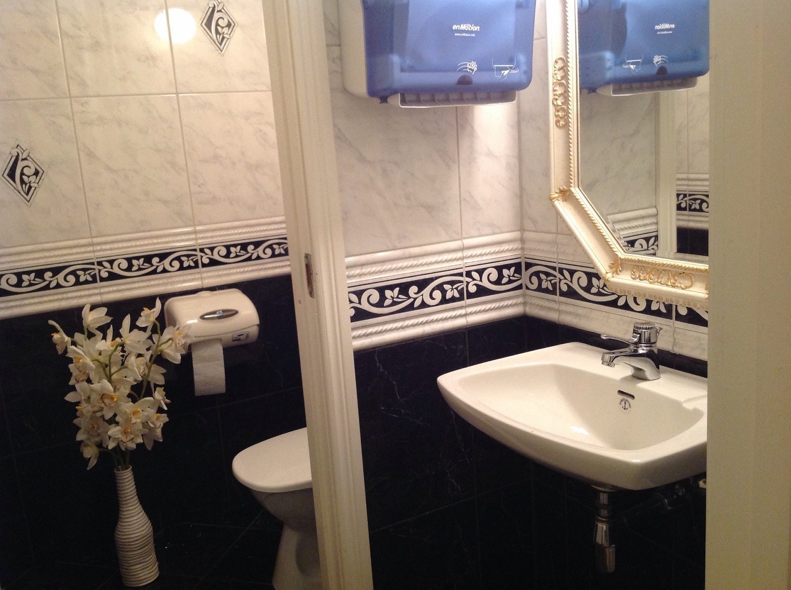 TOALETT FOR BESØKENDE Galleribilde